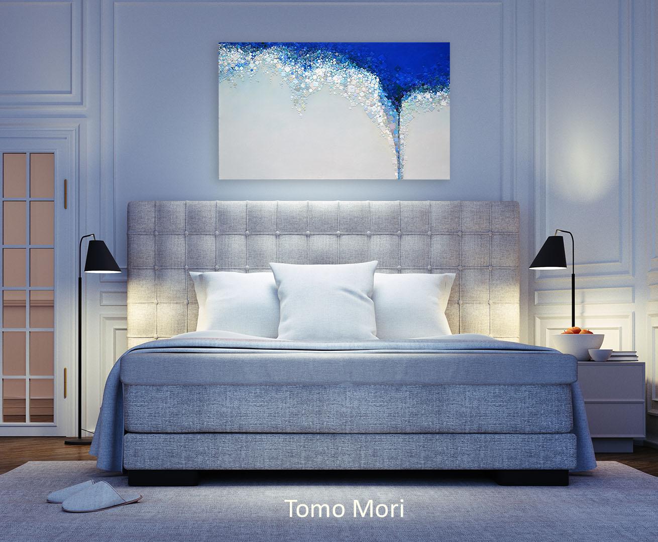 L'artista giapponese Tomo Mori ha vissuto in tutto il mondo dopo aver lasciato la sua città natale, Osaka, in Giappone, compresi i Caraibi, l'America Latina e l'Africa occidentale. Attualmente vive a New York City dove espone i suoi lavori in modo