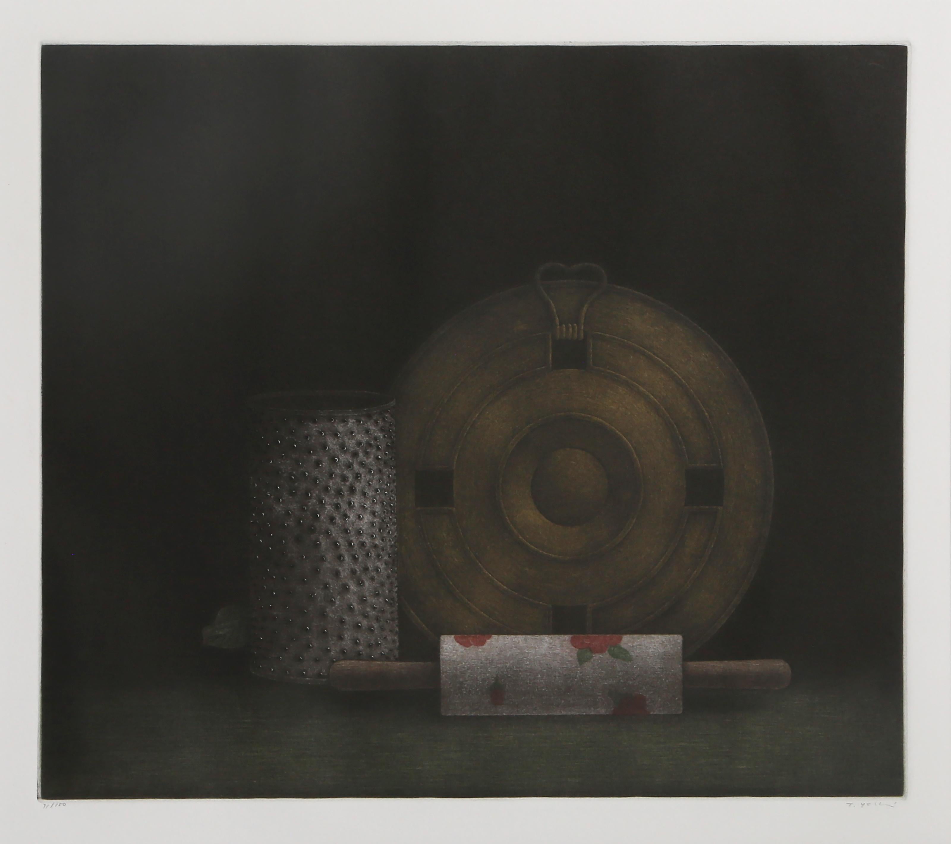 Tomoe Yokoi, Japanerin (1942 - ) - Stillleben mit Nudelholz, Jahr:  ca. 1977, Medium:  Schabkunst, signiert und nummeriert mit Bleistift, Auflage:  71/150, Bildgröße:  11,75 x 13,5 Zoll, Größe:  19,5 x 25,5 Zoll (49,53 x 64,77 cm)
