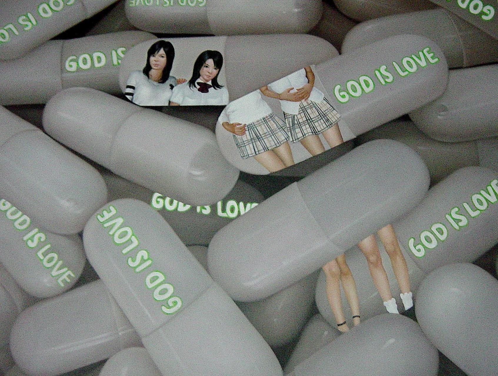 L'amour divin dans les capsules Couture : Fils divins - Painting de Tomomi Mishima