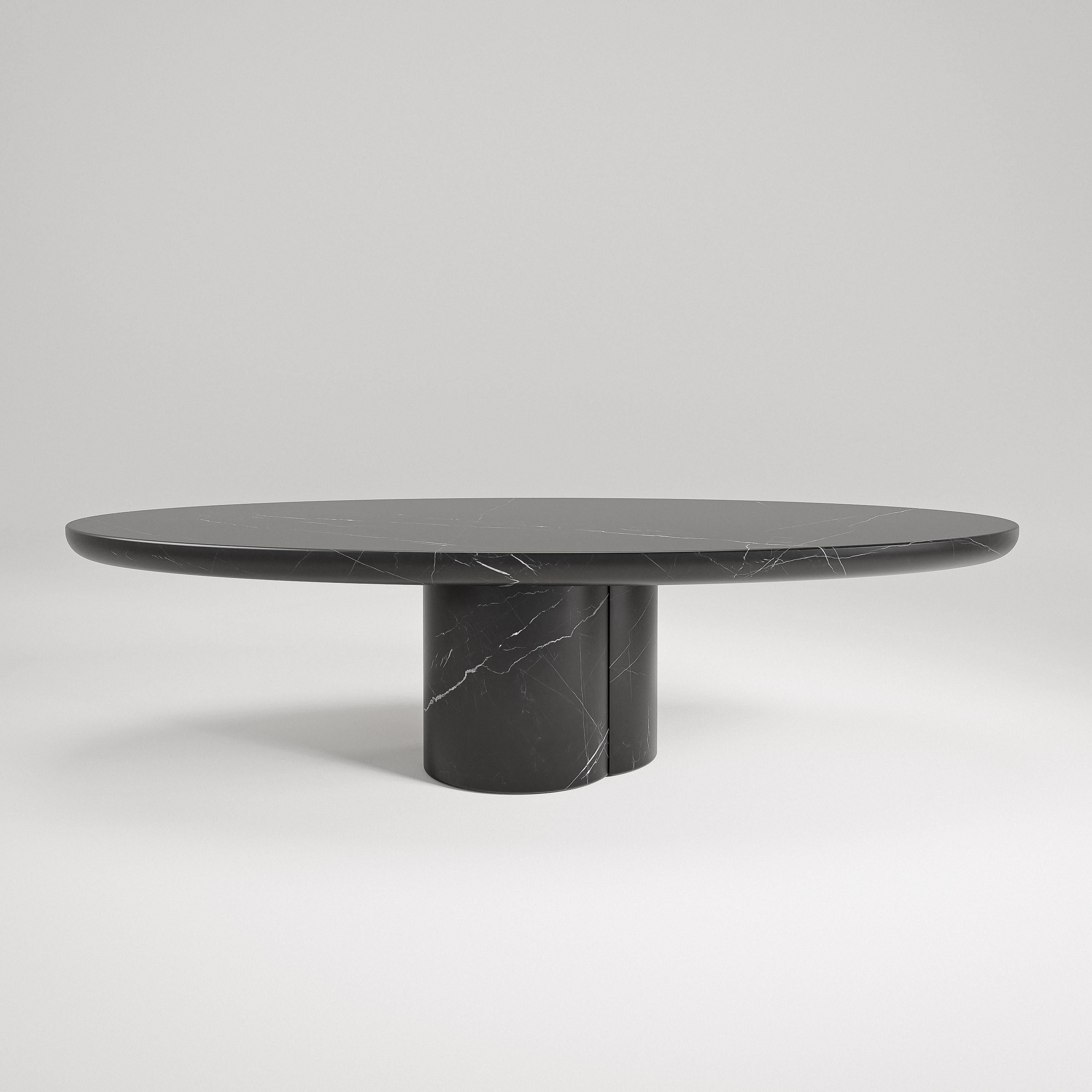 Table de salle à manger Tomoon par Verena Brausch
Dimensions : D 130 x L 290 x H 75 cm.
Matériaux : Marbre Marquina Unito.

Verena Brausch apporte une énergie nouvelle et un objectif singulier. Sa principale motivation vient de son désir de créer un