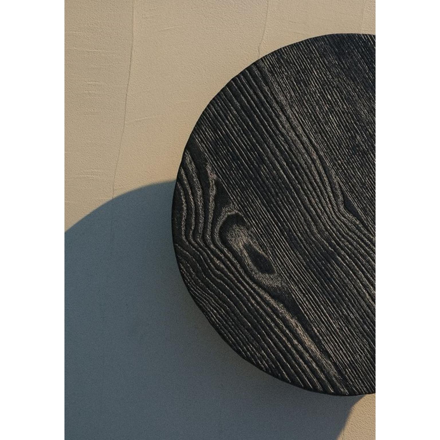 Tomozara Burnt Solid European Oak Decorative Serving Plate by Dennis Kaiser In New Condition For Sale In Geneve, CH