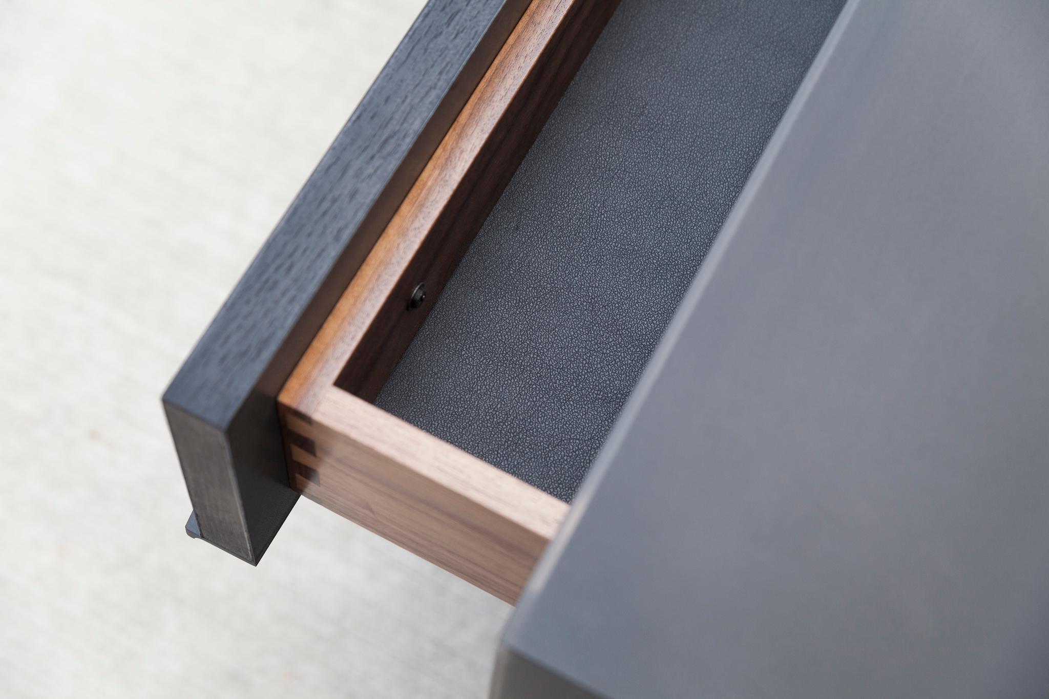 Noirci Table d'appoint Tompkins personnalisable en métal, résine, bois et cuir en vente