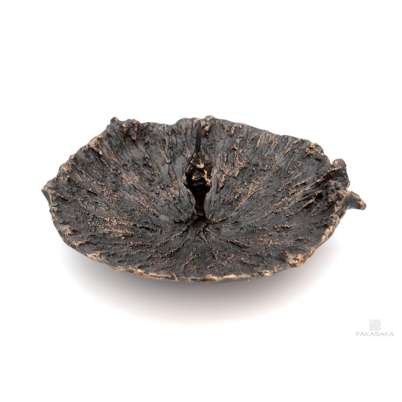 Tomw bowl by Fakasaka Design
Dimensions: W 19 cm D 19 cm H 8.5 cm.
Materials: dark bronze.

TOMW BOWL / ASHTRAY / CENTERPIECE / CANDLEHOLDER. Also available in polished bronze.

 FAKASAKA is a design company focused on production of high-end