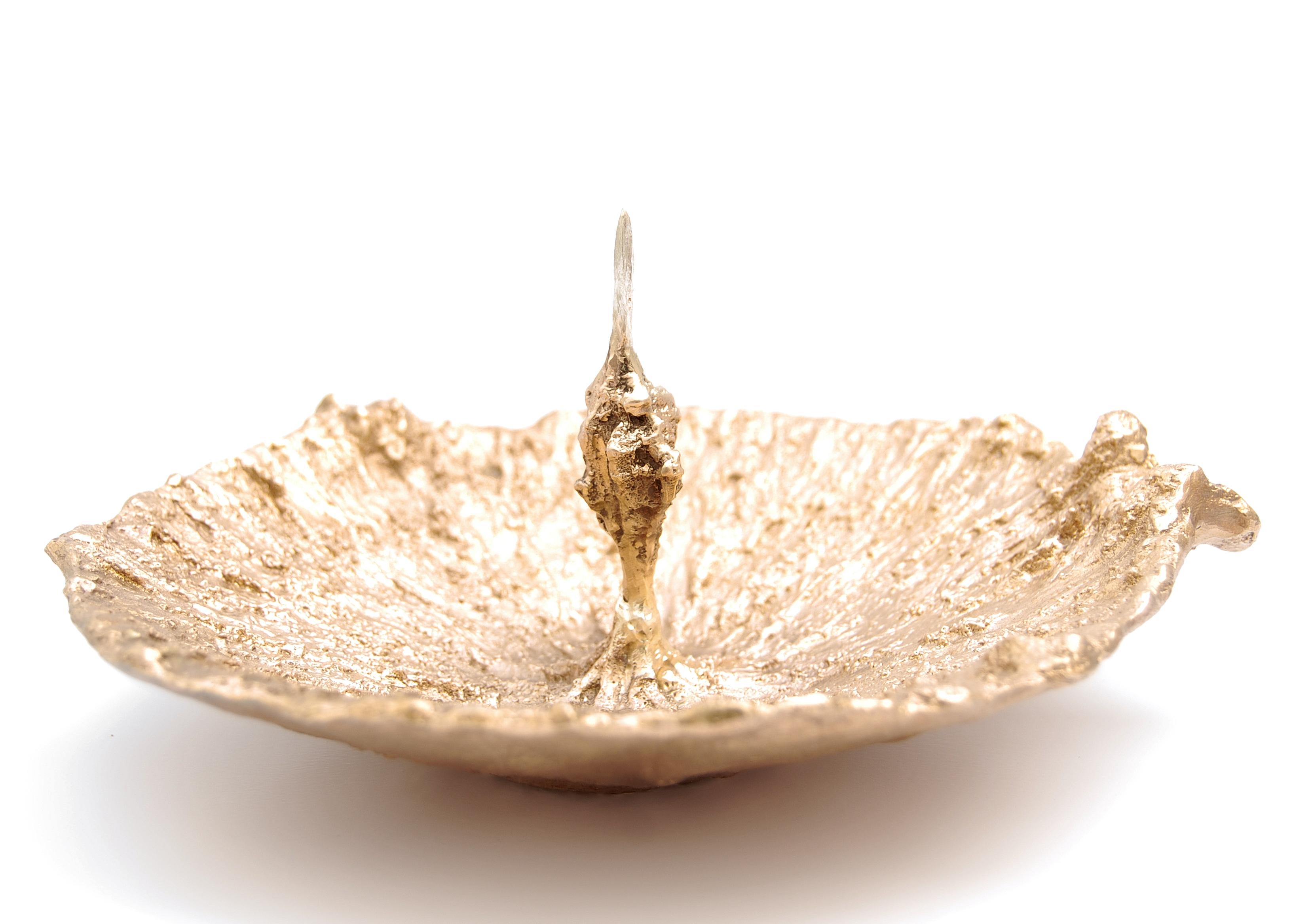 Tomw bowl by Fakasaka Design
Dimensions: W 19 cm D 19 cm H 8.5 cm.
Materials: polished bronze.

TOMW BOWL / ASHTRAY / CENTERPIECE / CANDLEHOLDER

 FAKASAKA is a design company focused on production of high-end furniture, lighting, decorative
