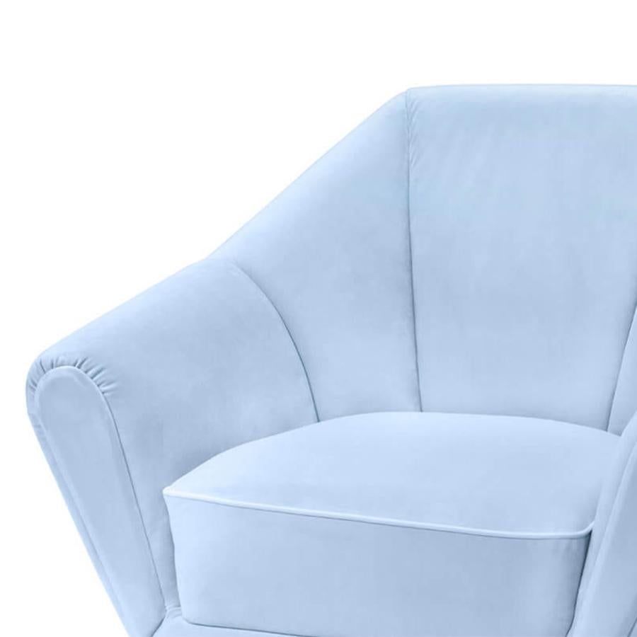 Sillón Tomy Bluesky con estructura de madera maciza
tapizada y revestida con tela de terciopelo azulado. 
Con pies de acero ennegrecido satinado.