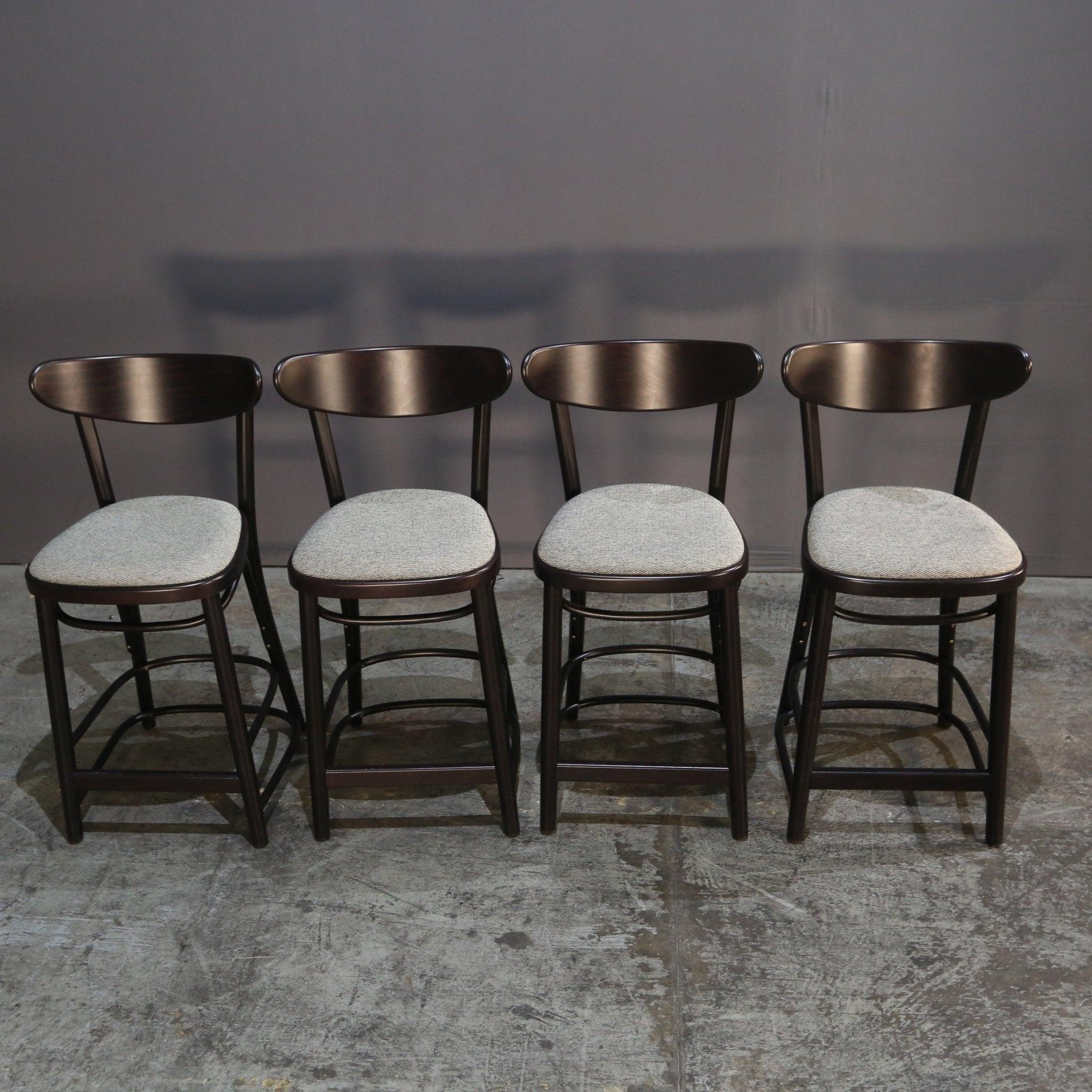 Le tabouret de bar Banana de TON est un ajout unique et élégant à toute maison de luxe. Fabriqué avec précision et souci du détail, ce tabouret de bar est doté d'un dossier et d'une assise incurvés, offrant un maximum de confort et de soutien. Le