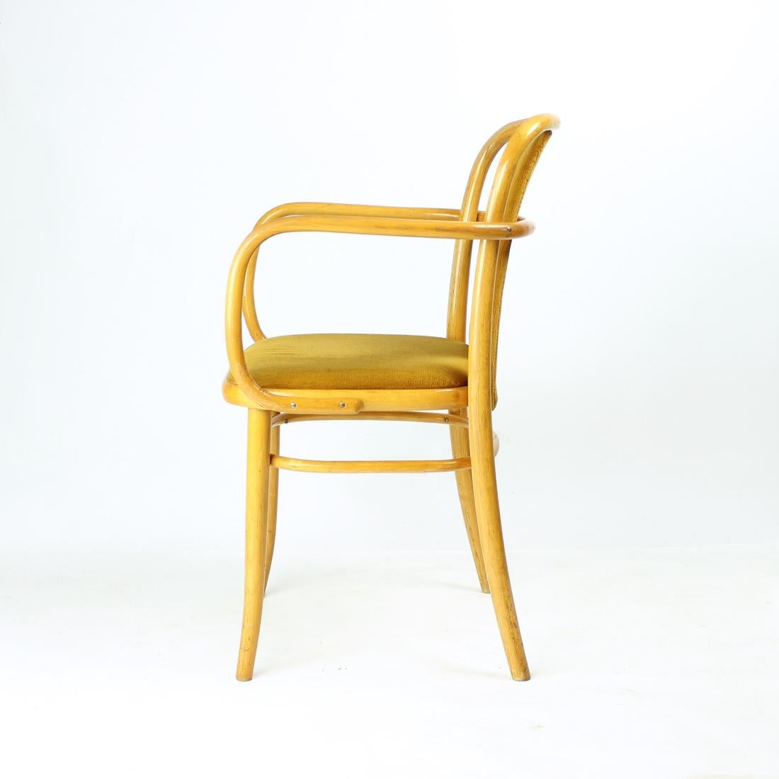 Ton-Sessel aus Bugholz mit goldenem Samt, Tschechoslowakei 1930er Jahre, 40 verfügbar (Tschechisch) im Angebot