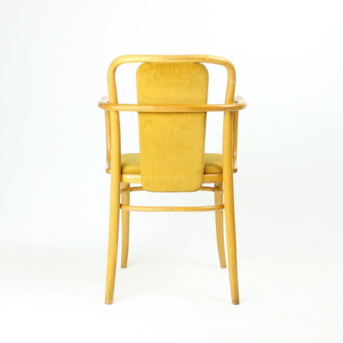 Milieu du XXe siècle Fauteuil en bois cintré avec velours doré, Tchécoslovaquie, années 1930, 40 disponibles en vente