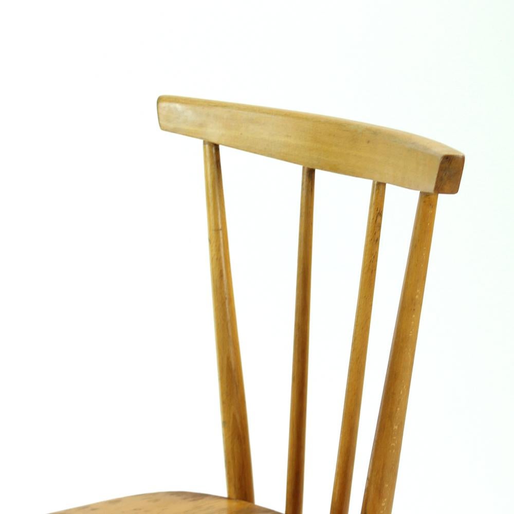 Ton Kitchen Chairs in Blond Wood Finish, Czechoslovakia, circa 1960 For Sale 2