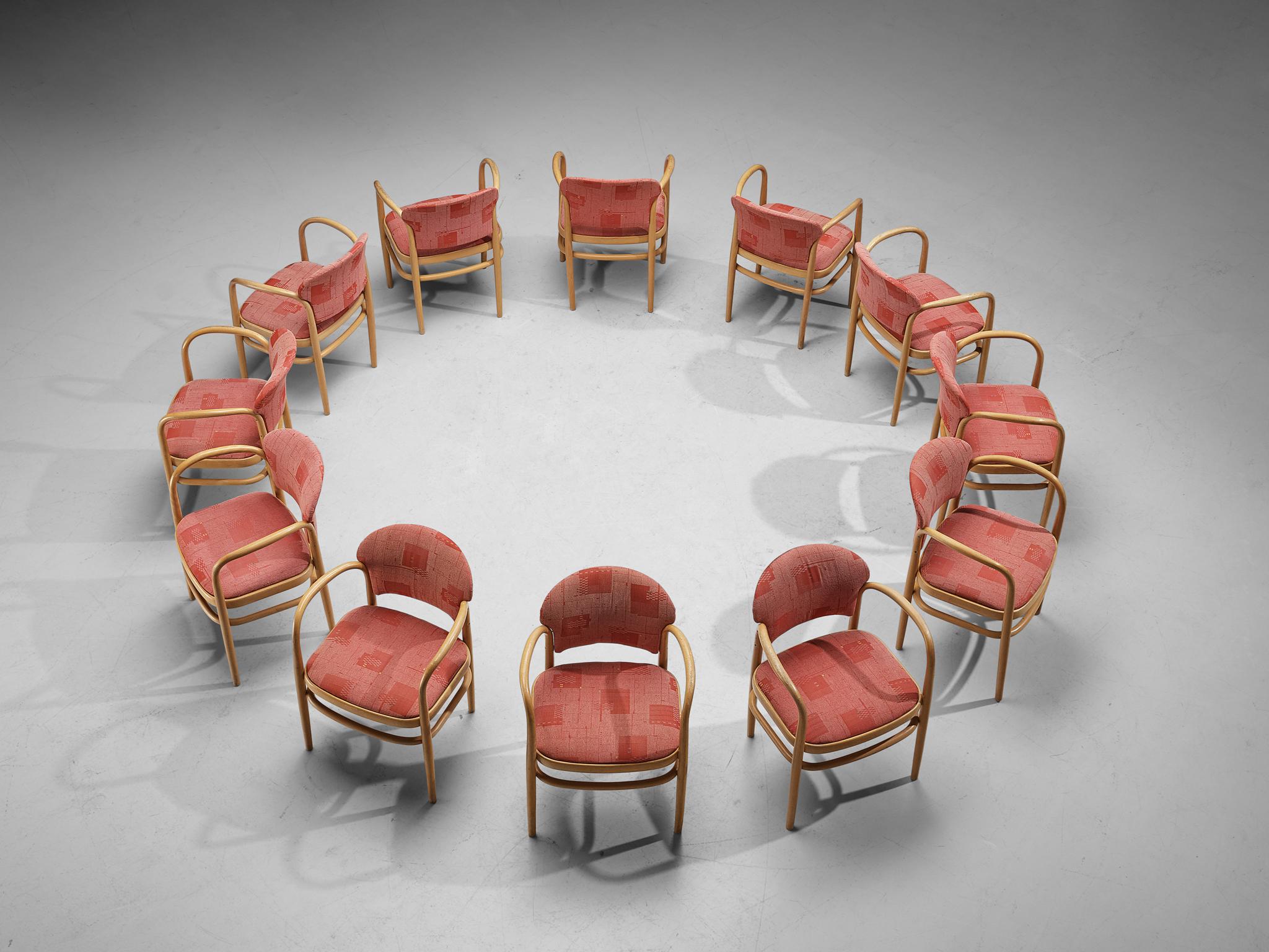 Ton, ensemble de douze fauteuils, bois courbé, revêtement en tissu, hêtre, République tchèque, années 1960

Cet élégant ensemble de chaises de salle à manger, fabriqué par Eleg, présente une merveilleuse structure en bois courbé. La forme ronde du