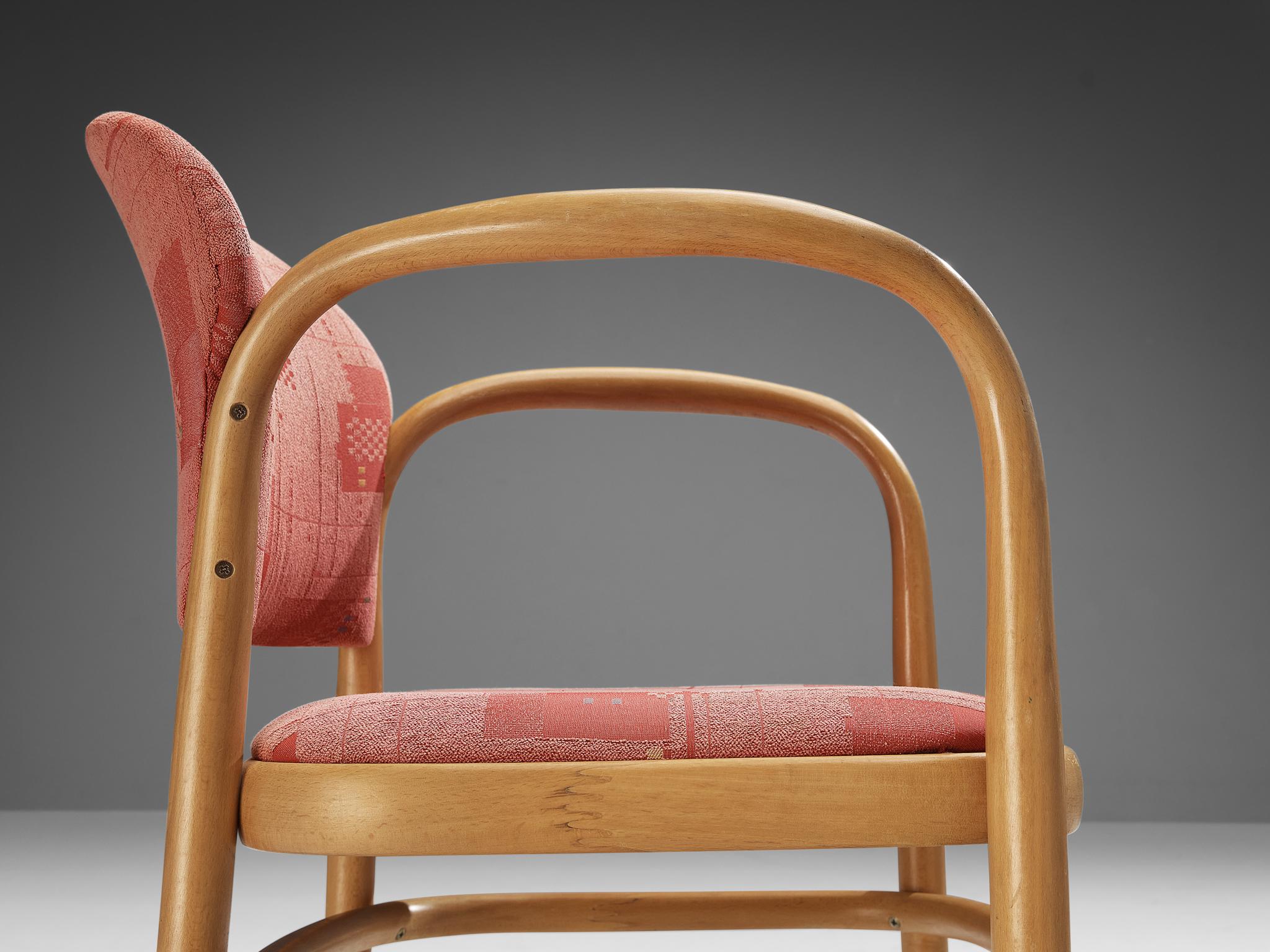 Tchèque Ton Ensemble de douze fauteuils en bois courbé avec tapisserie rouge  en vente
