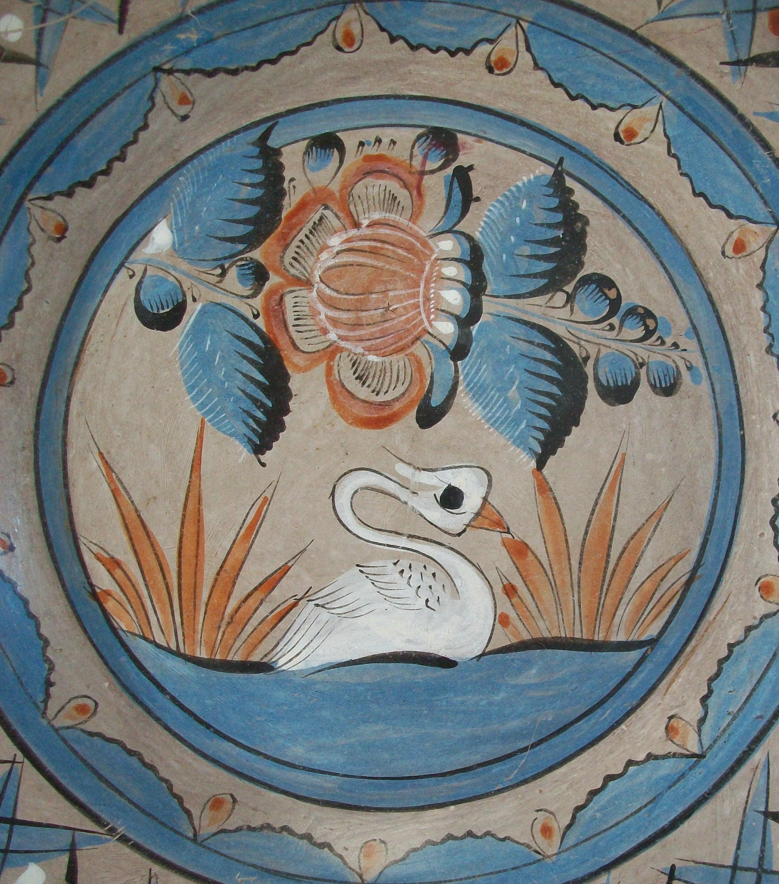 Mexicain Assiette de présentation en poterie d'art populaire Tonala, cygne peint à la main, Mexique, vers 1970 en vente