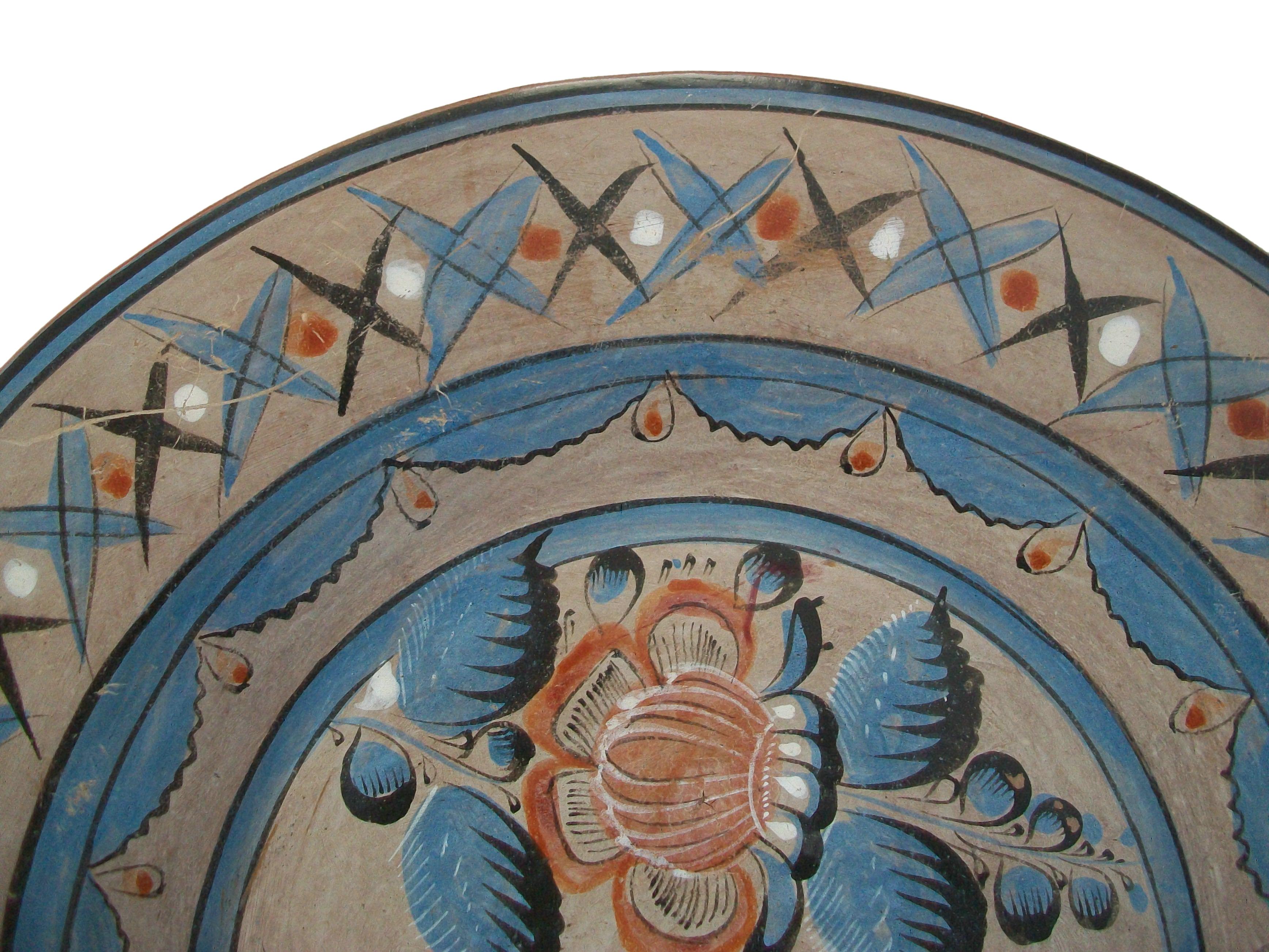 Fait main Assiette de présentation en poterie d'art populaire Tonala, cygne peint à la main, Mexique, vers 1970 en vente
