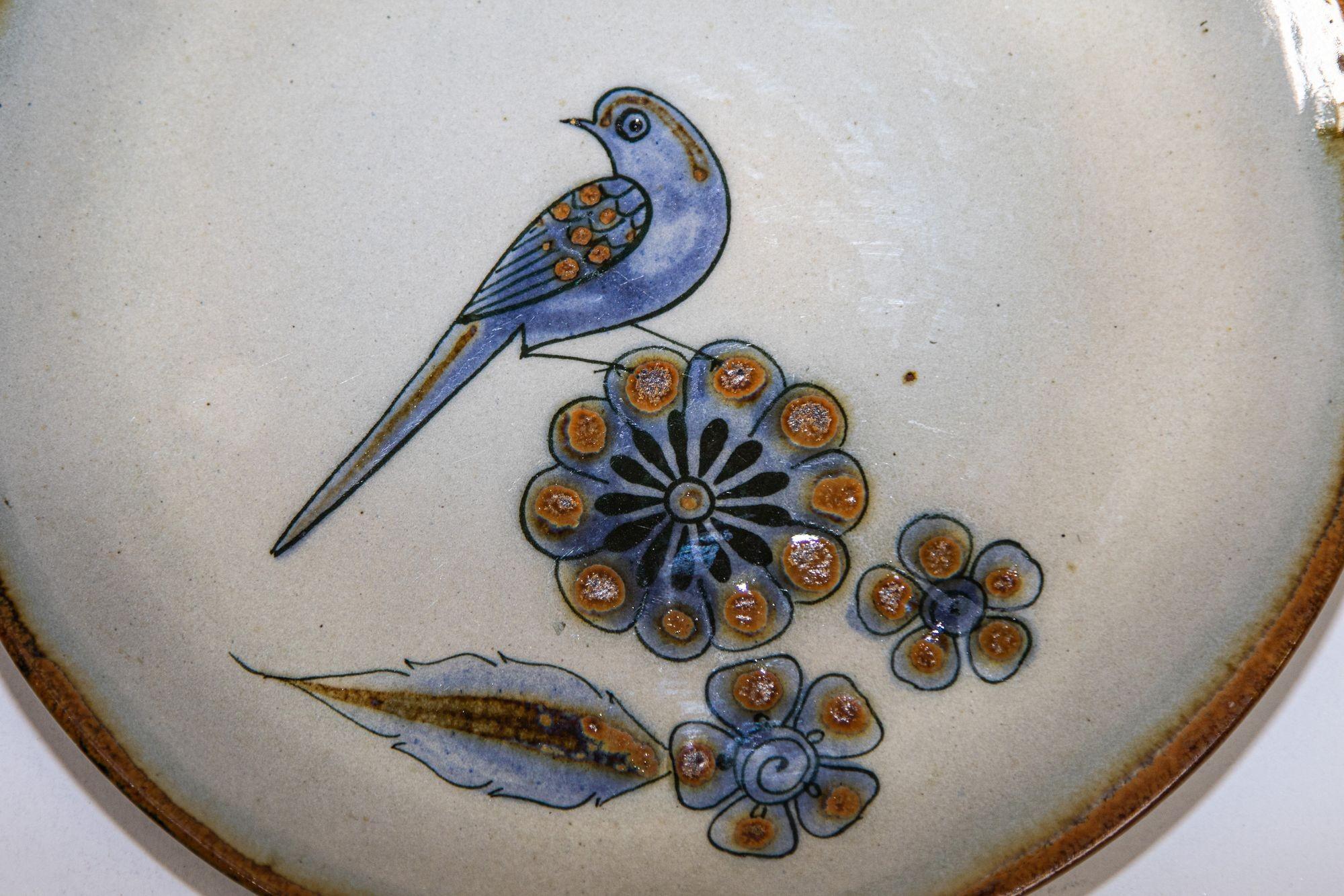 Assiette en céramique Ken Edwards fabriquée à la main Tonala Mexico Folk Art Pottery.
Vintage Ken Edwards, dessous de plat en céramique mexicaine représentant un oiseau, provenant de la poterie Tonala.
Magnifique poterie d'art mexicaine TONALA,