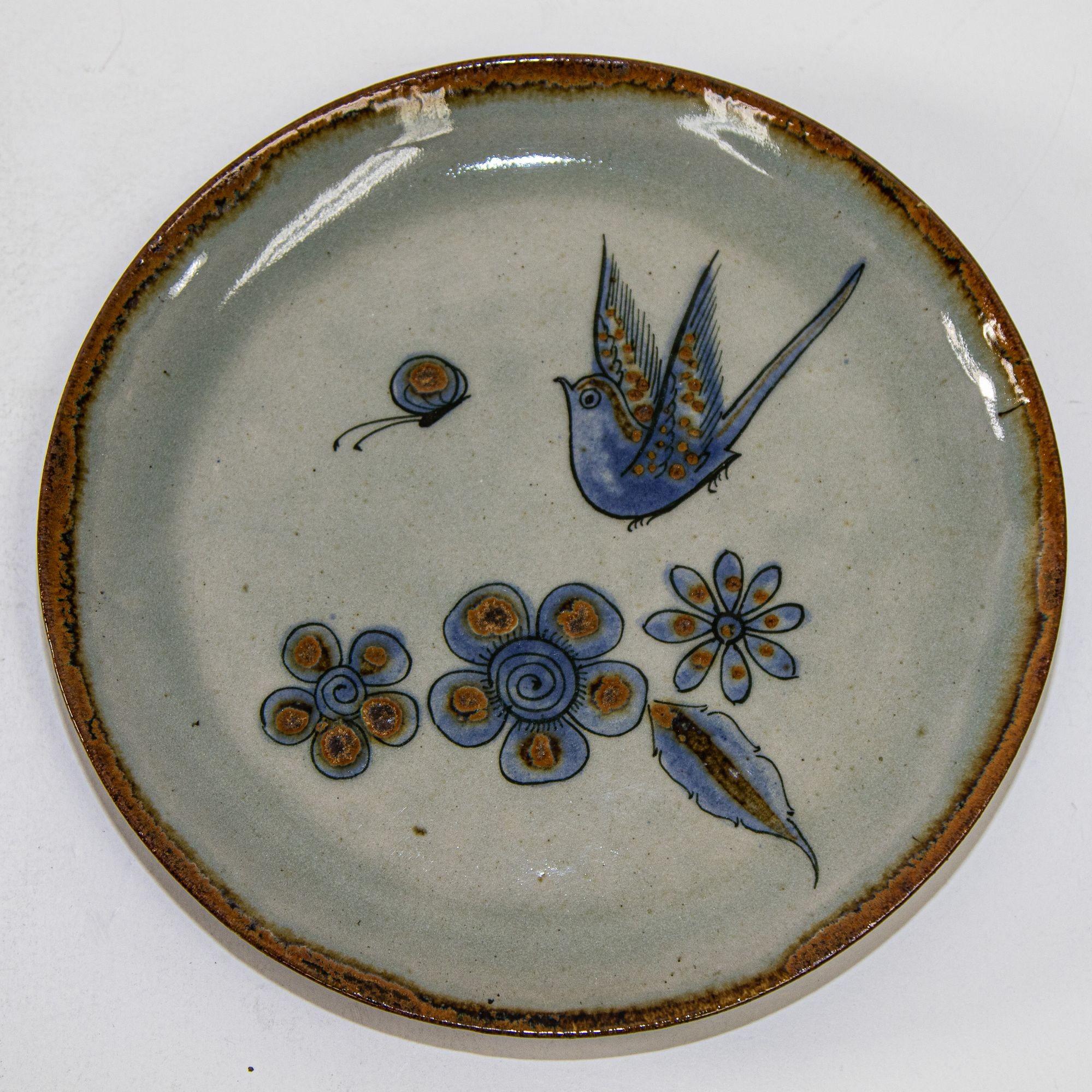 Assiette en céramique artisanale Ken Edwards Tonala Mexico Folk Art Pottery.
Vintage Ken Edwards Oiseau volant en céramique mexicaine de Tonala Pottery.
Magnifique poterie d'art mexicaine TONALA, fabriquée et peinte à la main.
Il présente un