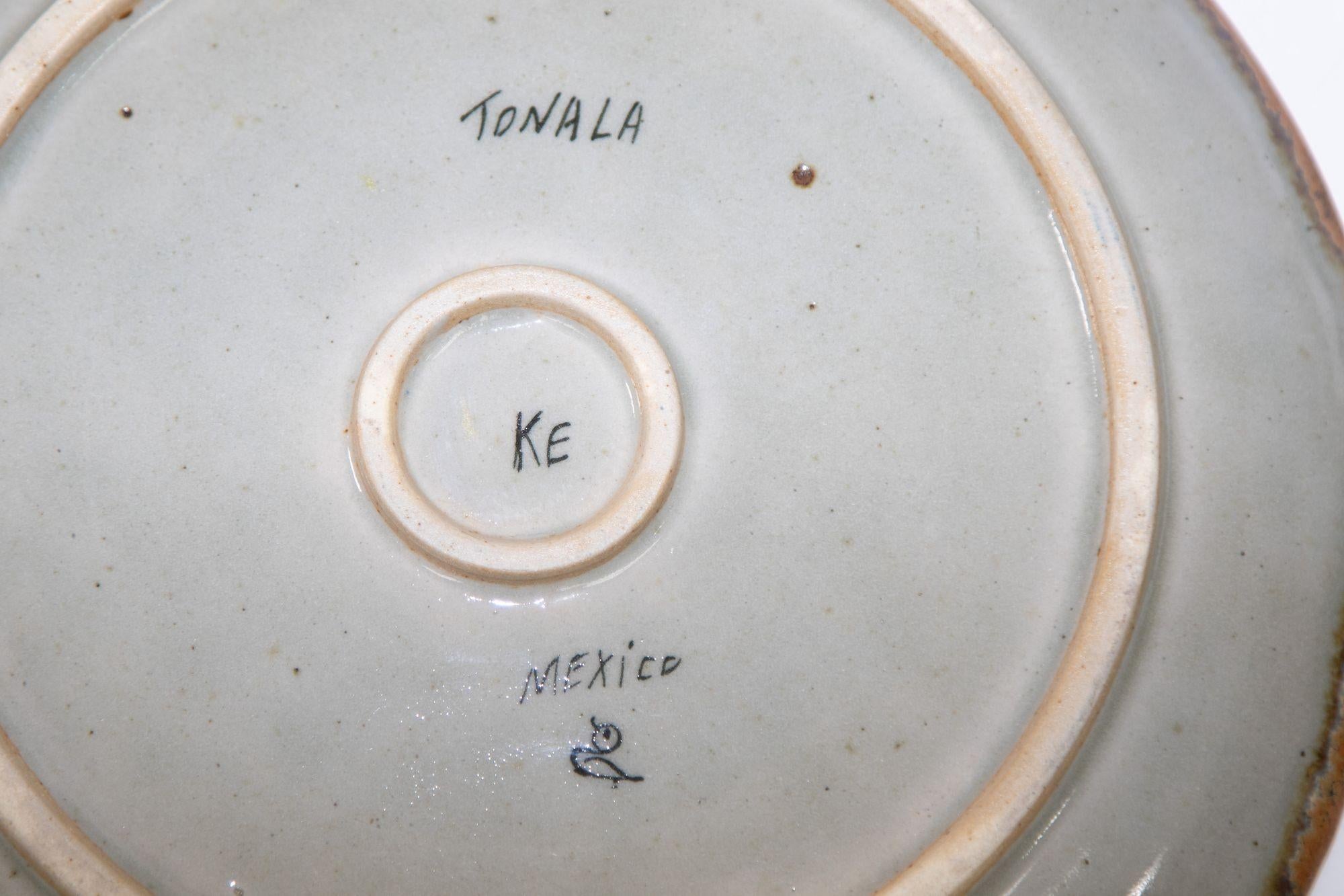 20ième siècle Assiette en poterie d'art populaire Tonala peinte à la main - Oiseau volant, Mexique, vers les années 1960
