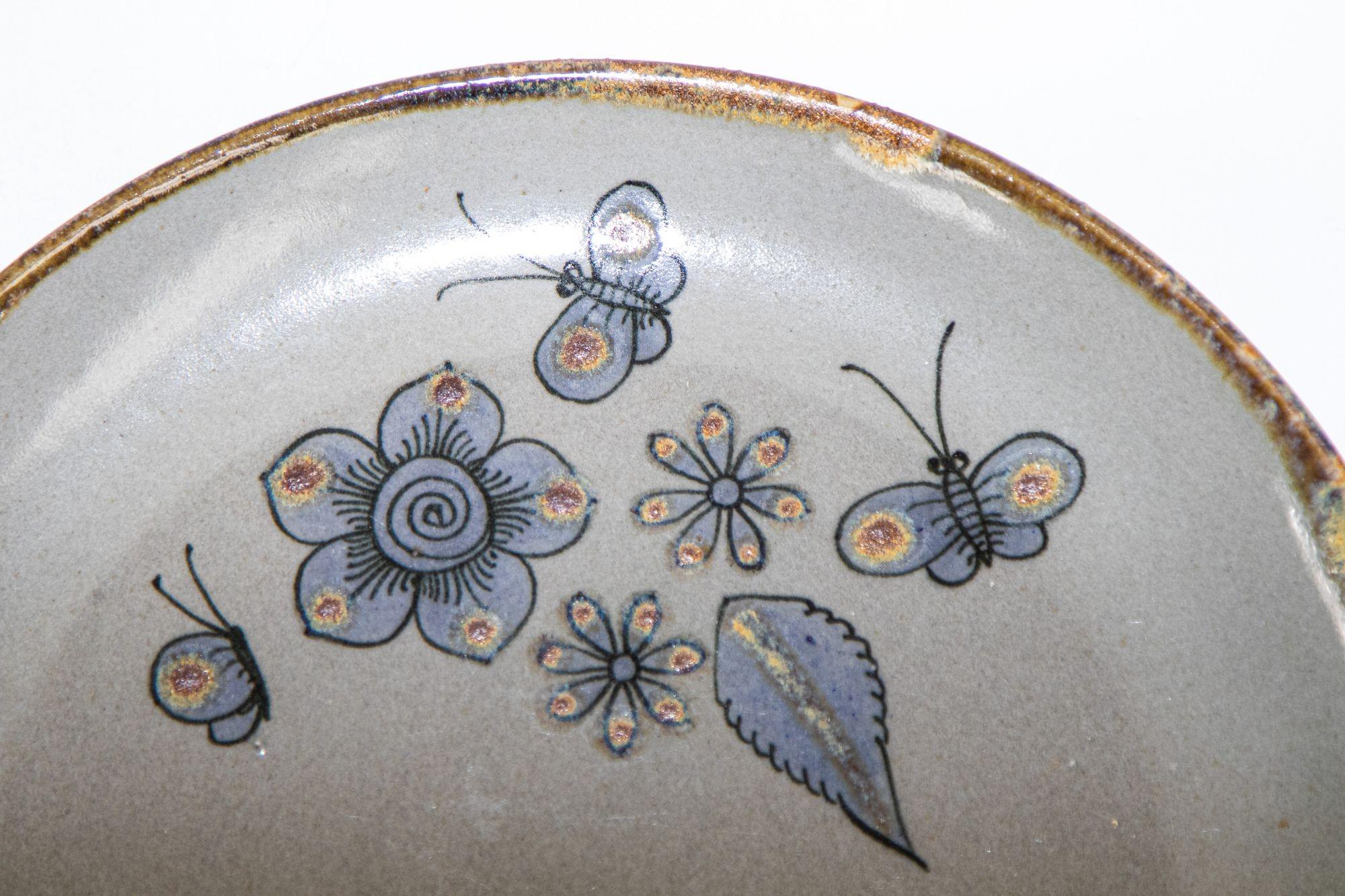 Artisanat Assiette en poterie d'art populaire Tonala peinte à la main avec des oiseaux, Mexique, vers les années 1960 en vente