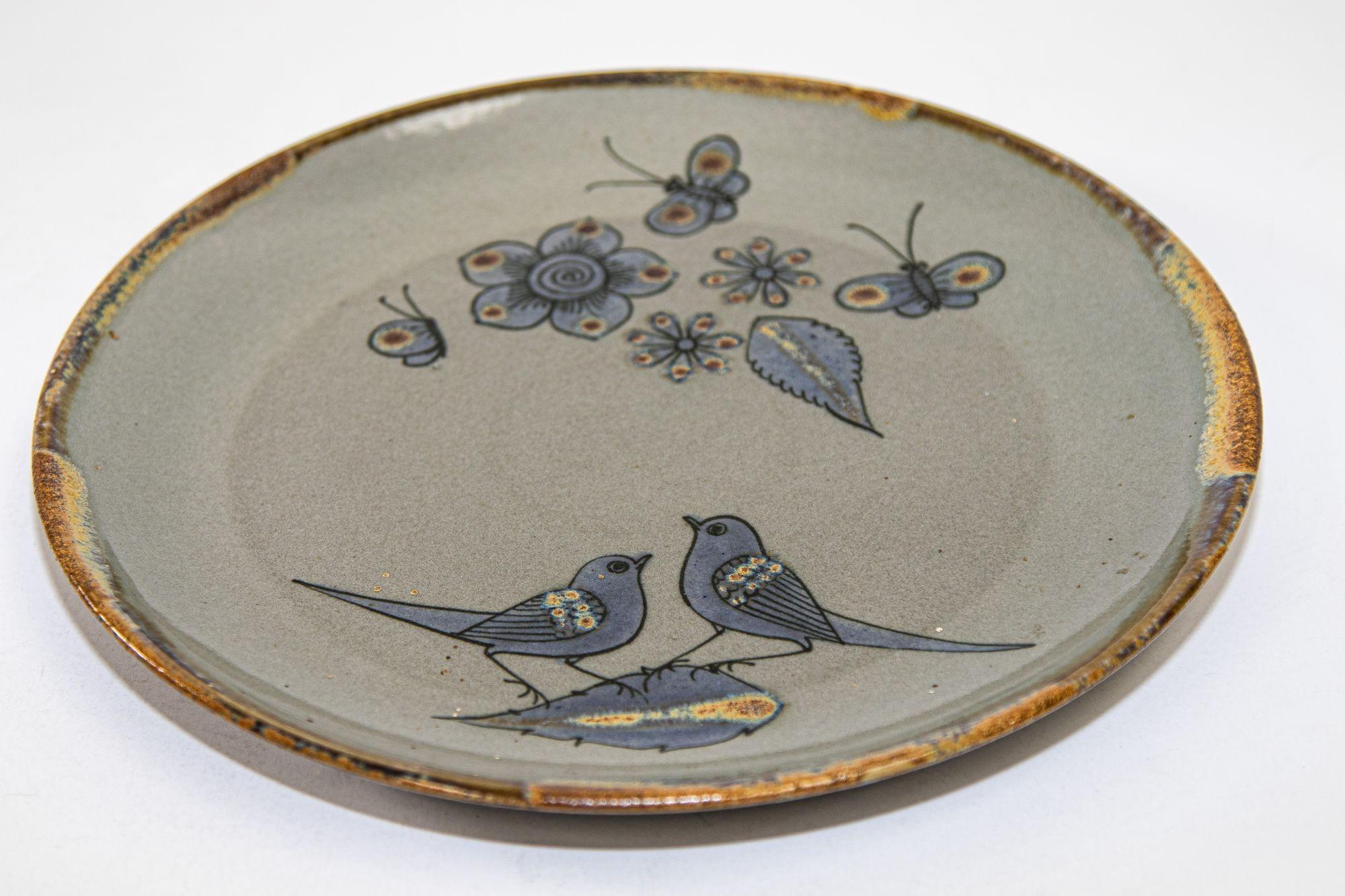 Hand-Crafted Tonala Folk Art Pottery Plate Hand Painted with Birds, Mexico, circa 1960's For Sale