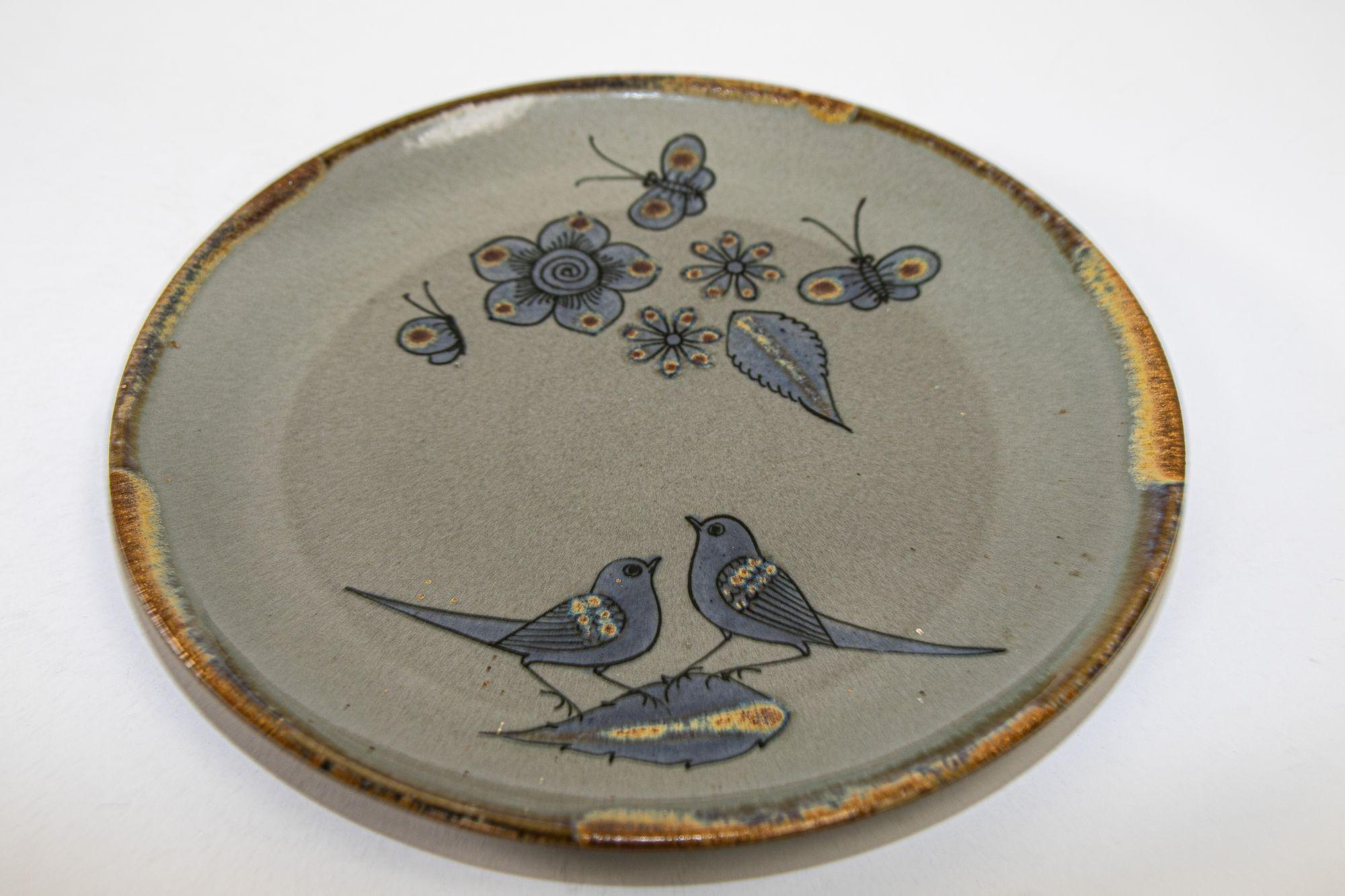 Tonala Folk Art Pottery Plate Hand Painted with Birds, Mexico, circa 1960's In Good Condition For Sale In North Hollywood, CA