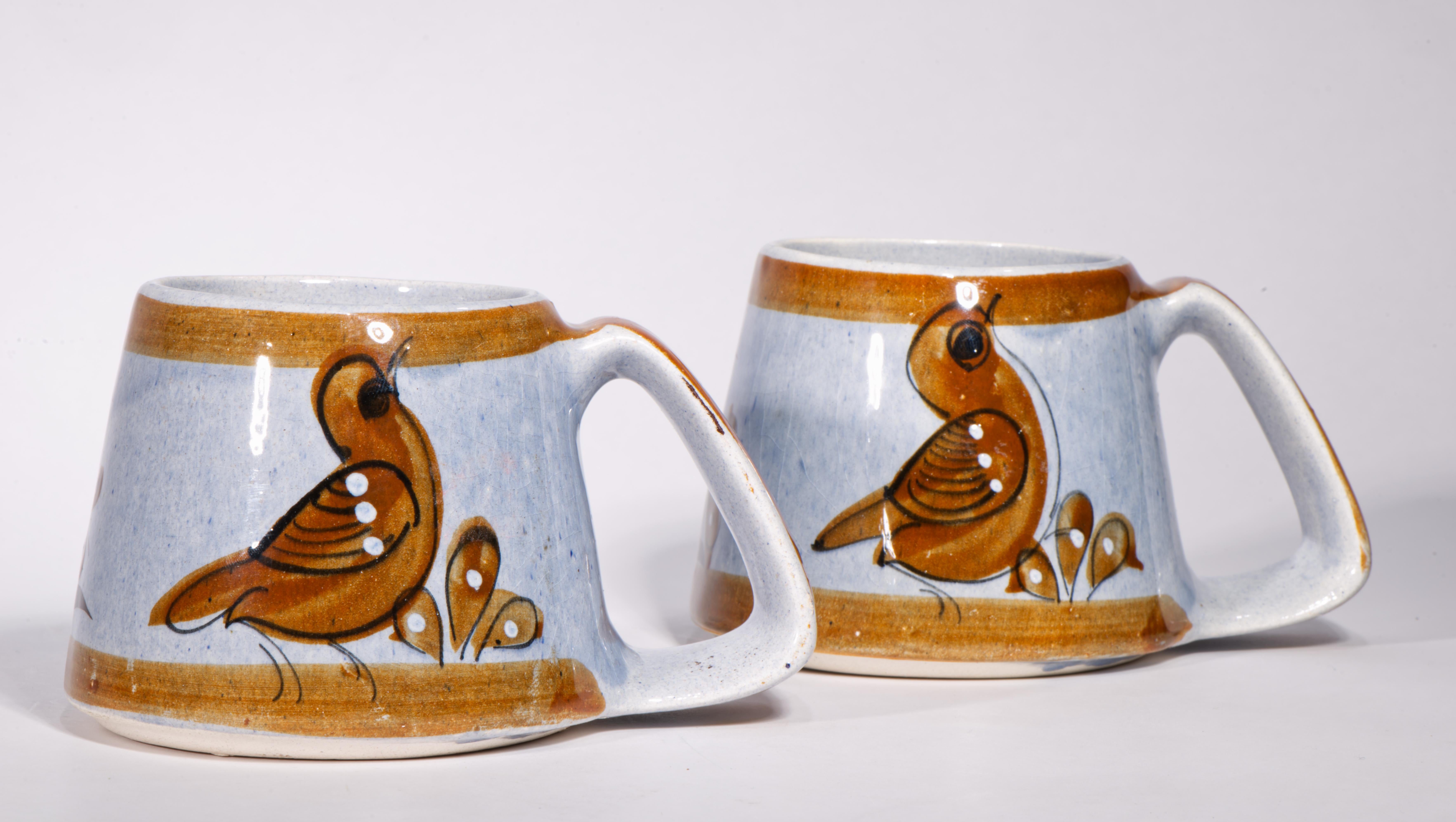 Mexicain Tonala Mexique Paire de tasses Décor oiseaux, Signé peint à la main 1960s en vente