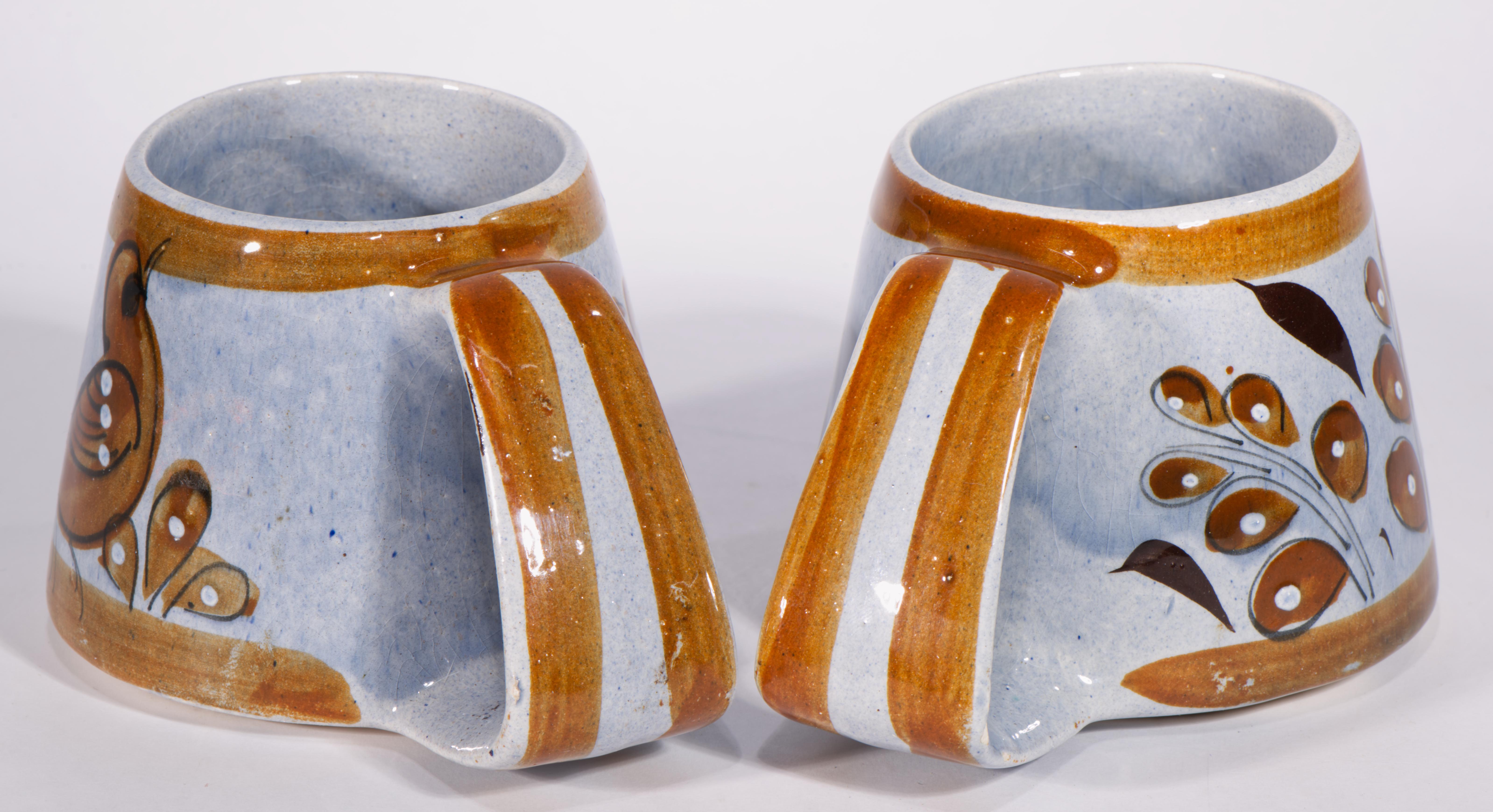 Tonala Mexique Paire de tasses Décor oiseaux, Signé peint à la main 1960s Bon état - En vente à Clifton Springs, NY