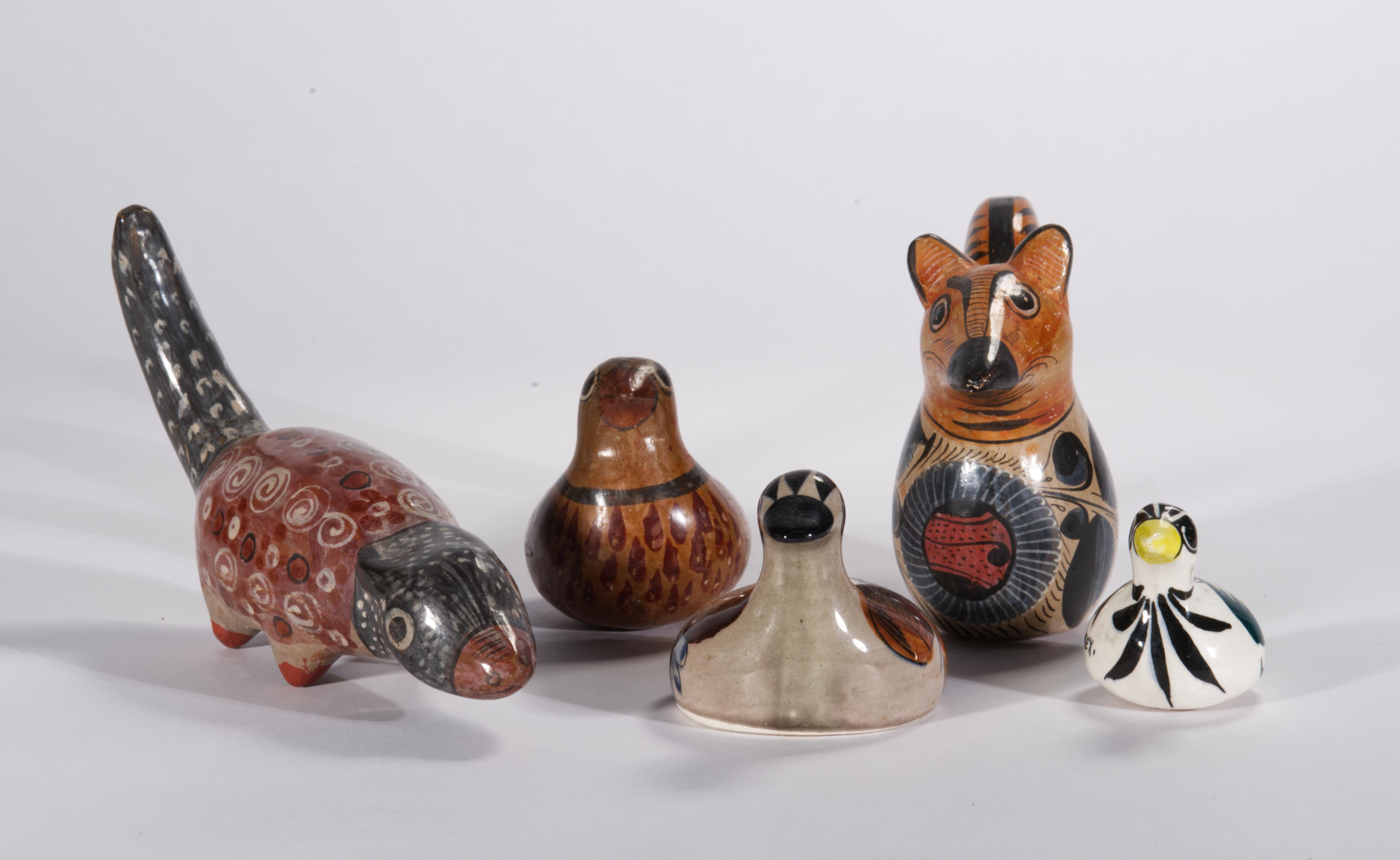  Charmantes figurines d'animaux et d'oiseaux en poterie Tonala vintage, ornées d'un décor traditionnel peint à la main. L'ensemble se compose de 3 petites sculptures d'oiseaux et de 2 grandes sculptures d'animaux, une loutre et un écureuil ou un