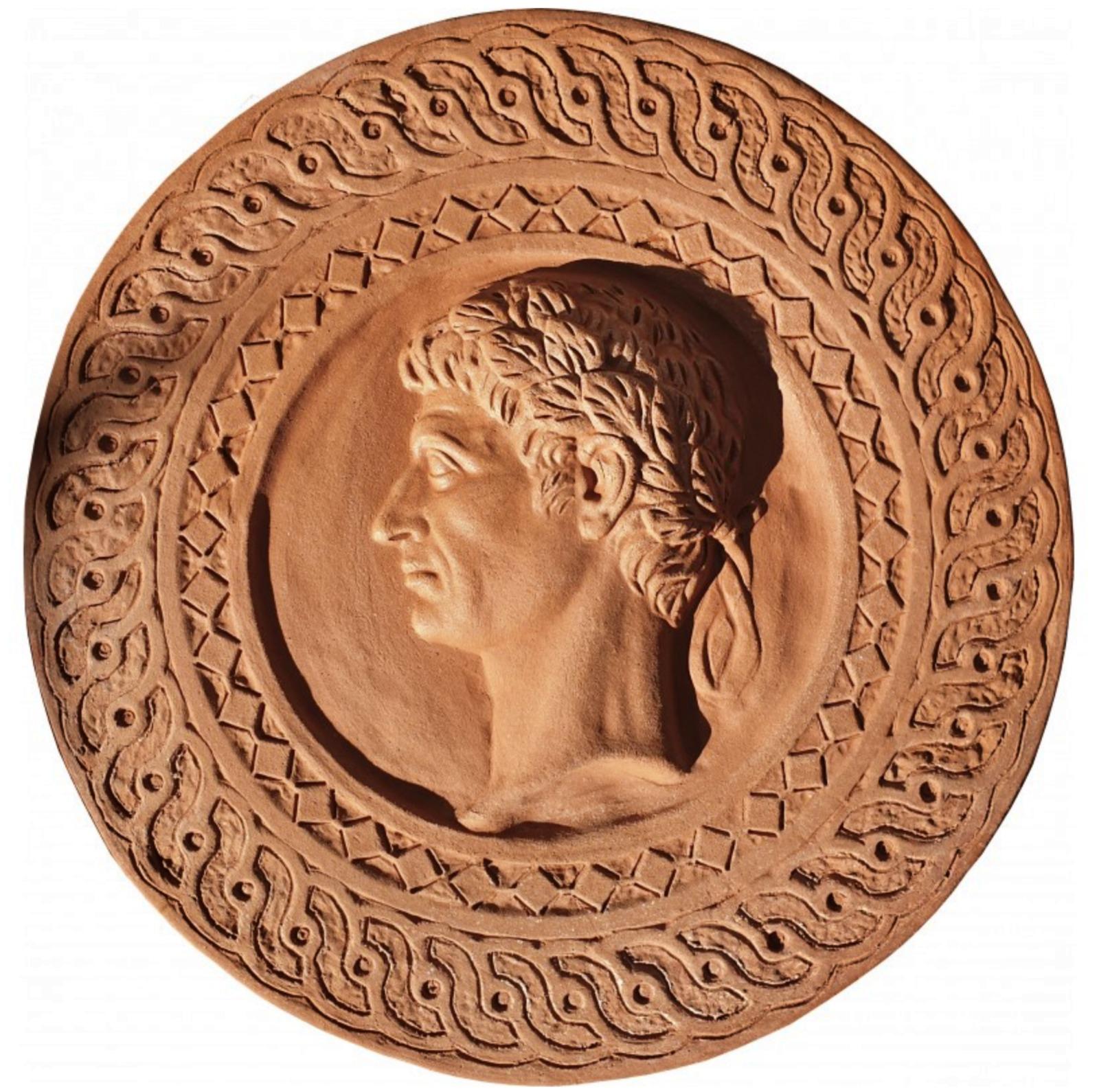 Hand-Crafted Tond of Giulio Cesare in Impruneta Terracotta Early 20th Century For Sale