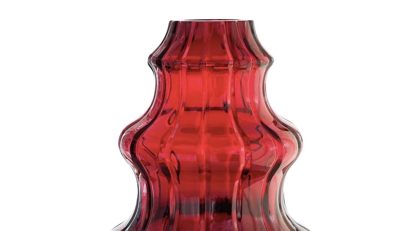 Parte della collezione Boboda, questo vaso di cristallo rosso incarna la passione. Da solo o esposto insieme a potere e amore, gli altri due pezzi che completano questo affascinante trio, questo squisito oggetto farà una dichiarazione raffinata in