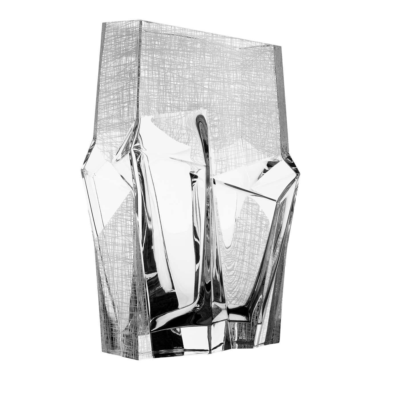 Faisant partie d'une édition limitée, ce vase en cristal a la forme de l'emblématique vase Metropolis de Tondo Doni, inspiré de l'expressionnisme et disponible également en vert et en noir. Ici dans une version transparente, les volumes