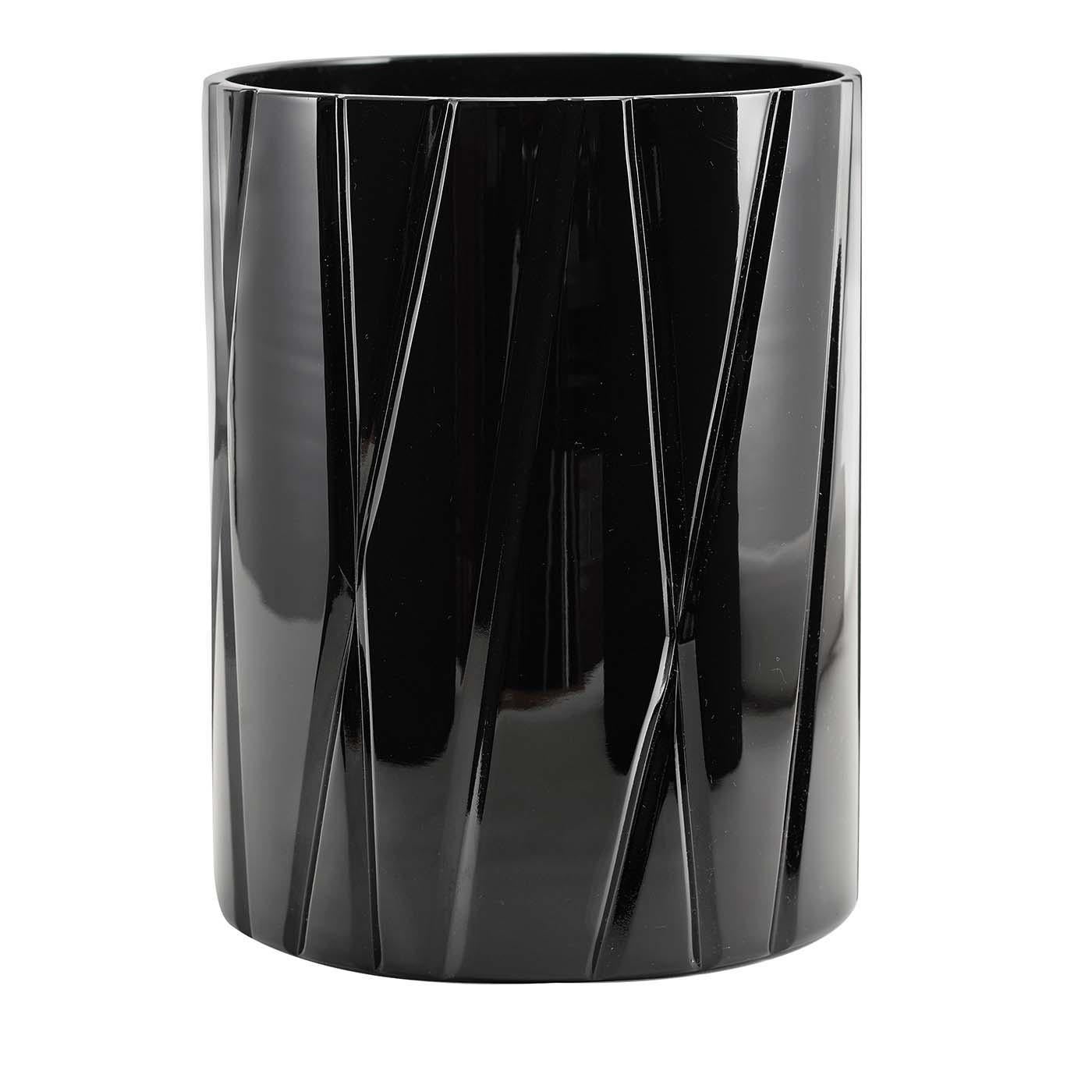 Diese schwarze Kristallvase aus der Skyline-Kollektion ist eine Übung in elegantem Minimalismus. Sie stellt in stilisierter Form die vertikale Spannung der Wolkenkratzer der modernen Stadt dar. Entweder allein, um ein modernes Interieur zu ergänzen,