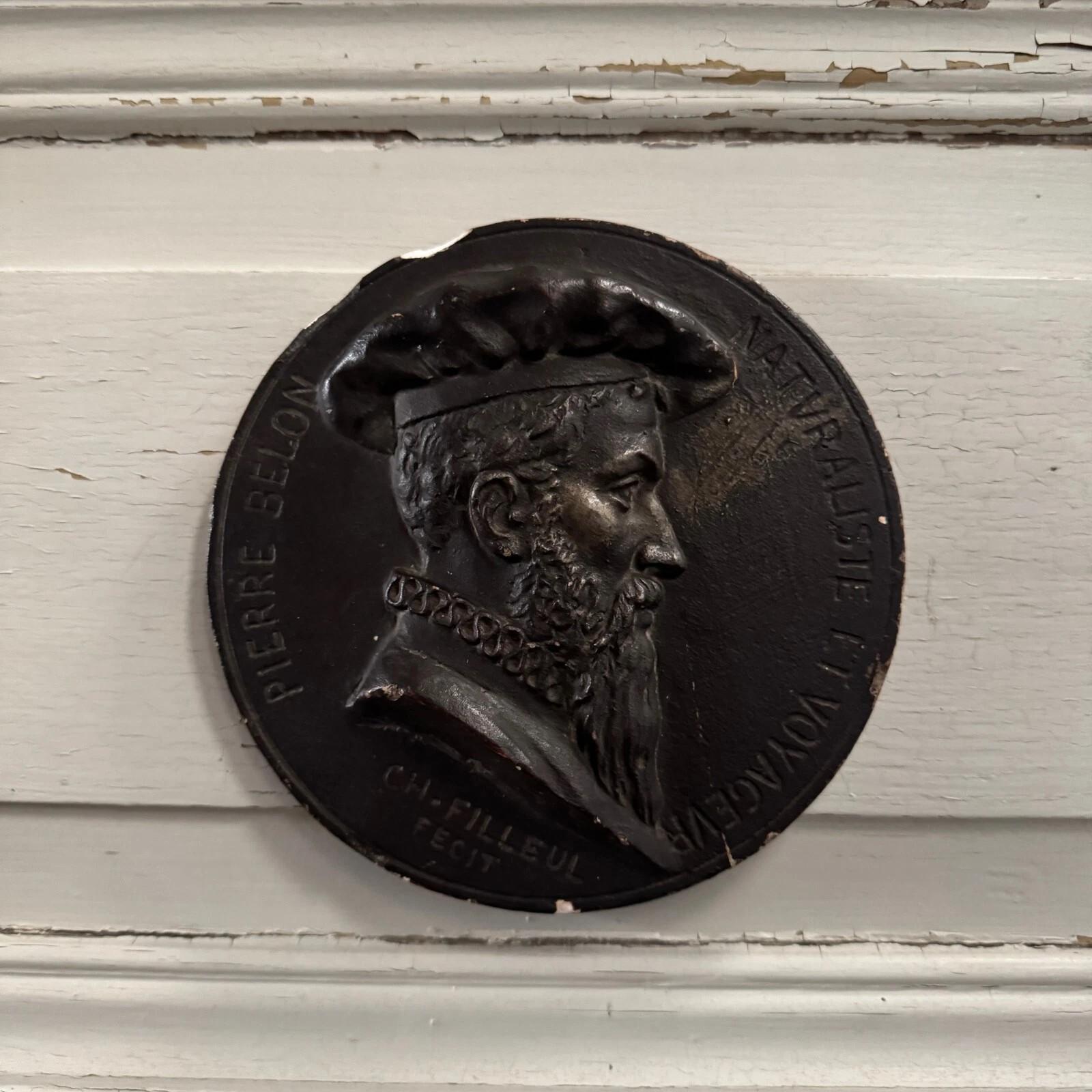 Tondo Medallion by Charles Filleul – Pierre Belon, Naturalist – 20th Century For Sale 3