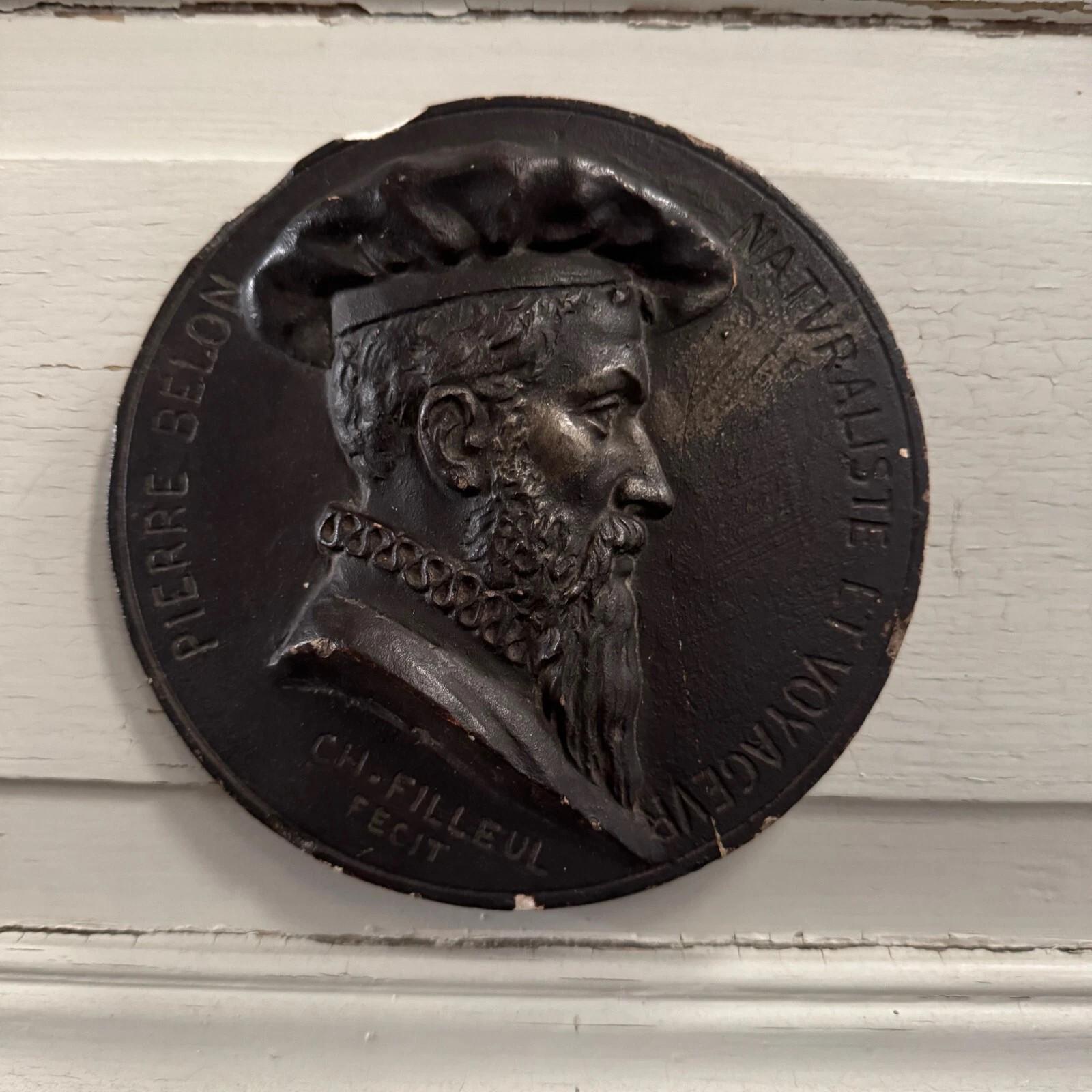 Neoclassical Tondo Medallion by Charles Filleul – Pierre Belon, Naturalist – 20th Century For Sale