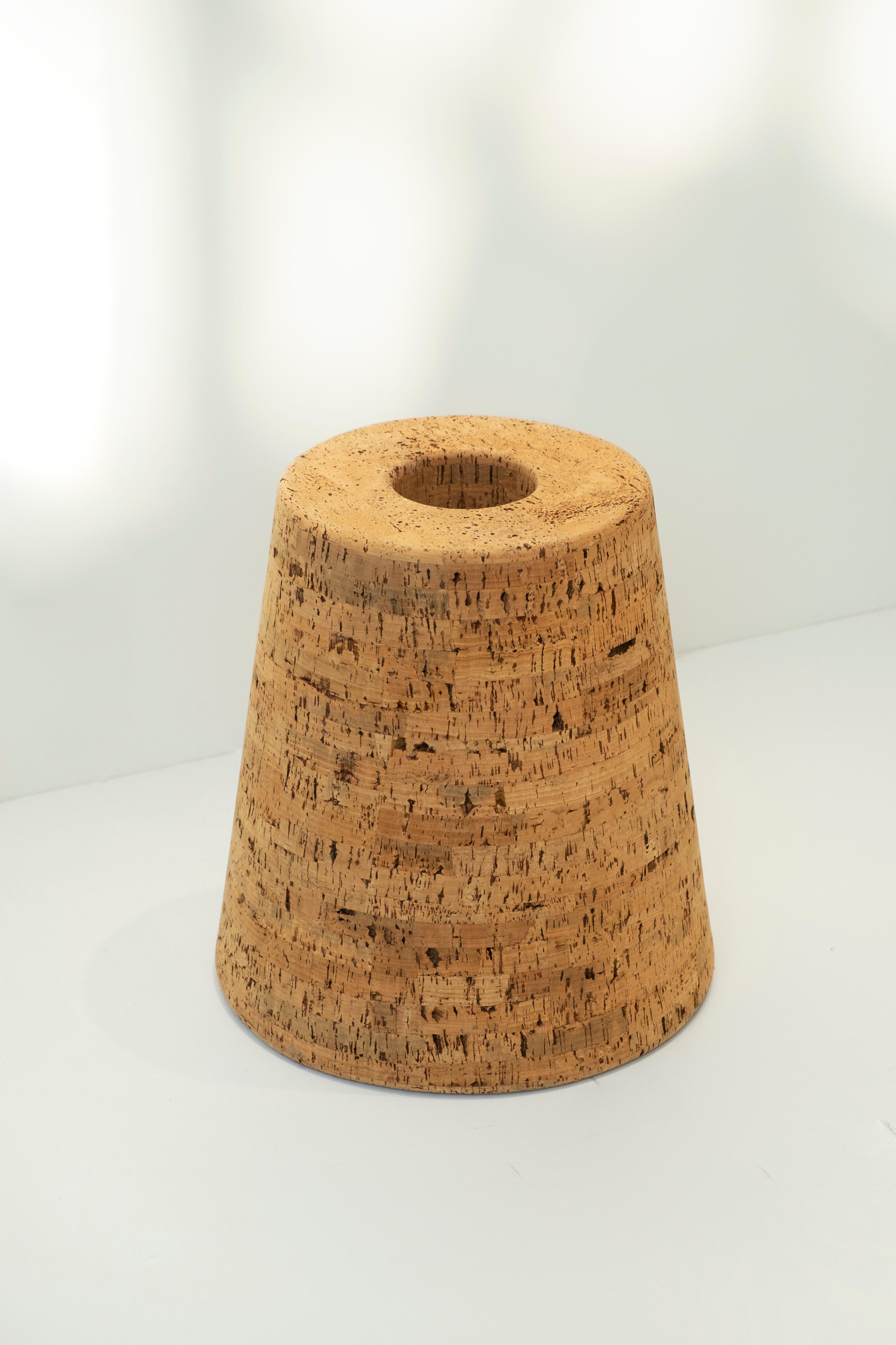 Tondo-Hocker von Marta Ayala Herrera
Abmessungen: T 43 x B 43 x H 45 cm.
MATERIALIEN: Kork.

Marta Ayala Herrera (Córdoba, Spanien) studierte Technisches Ingenieurwesen in Industriedesign an der Universidad Nebrija und absolvierte später ein