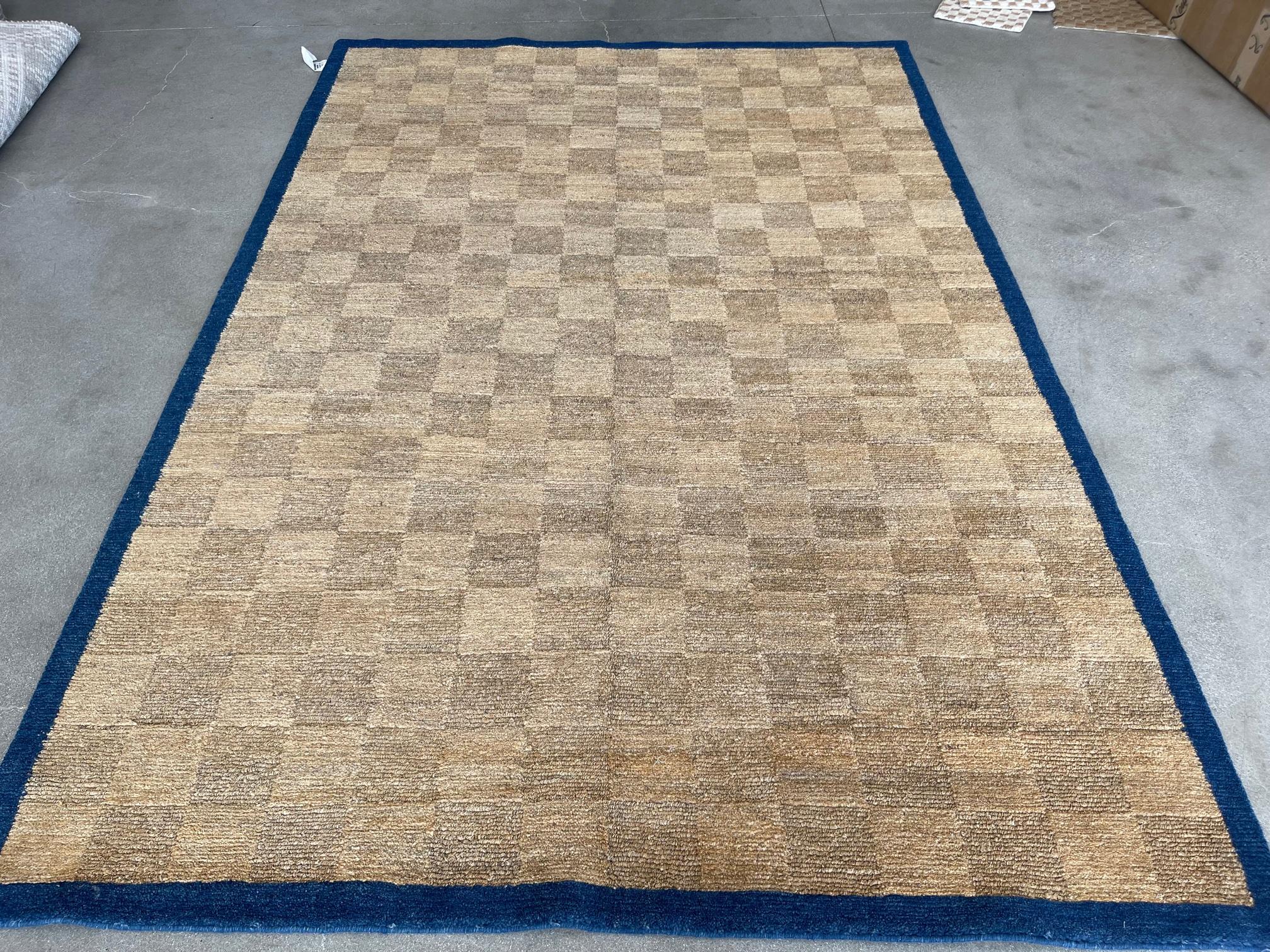 Tone on tone checkered rug with navy border

Colors: Gold, cream, ivory, beige, navy blue.