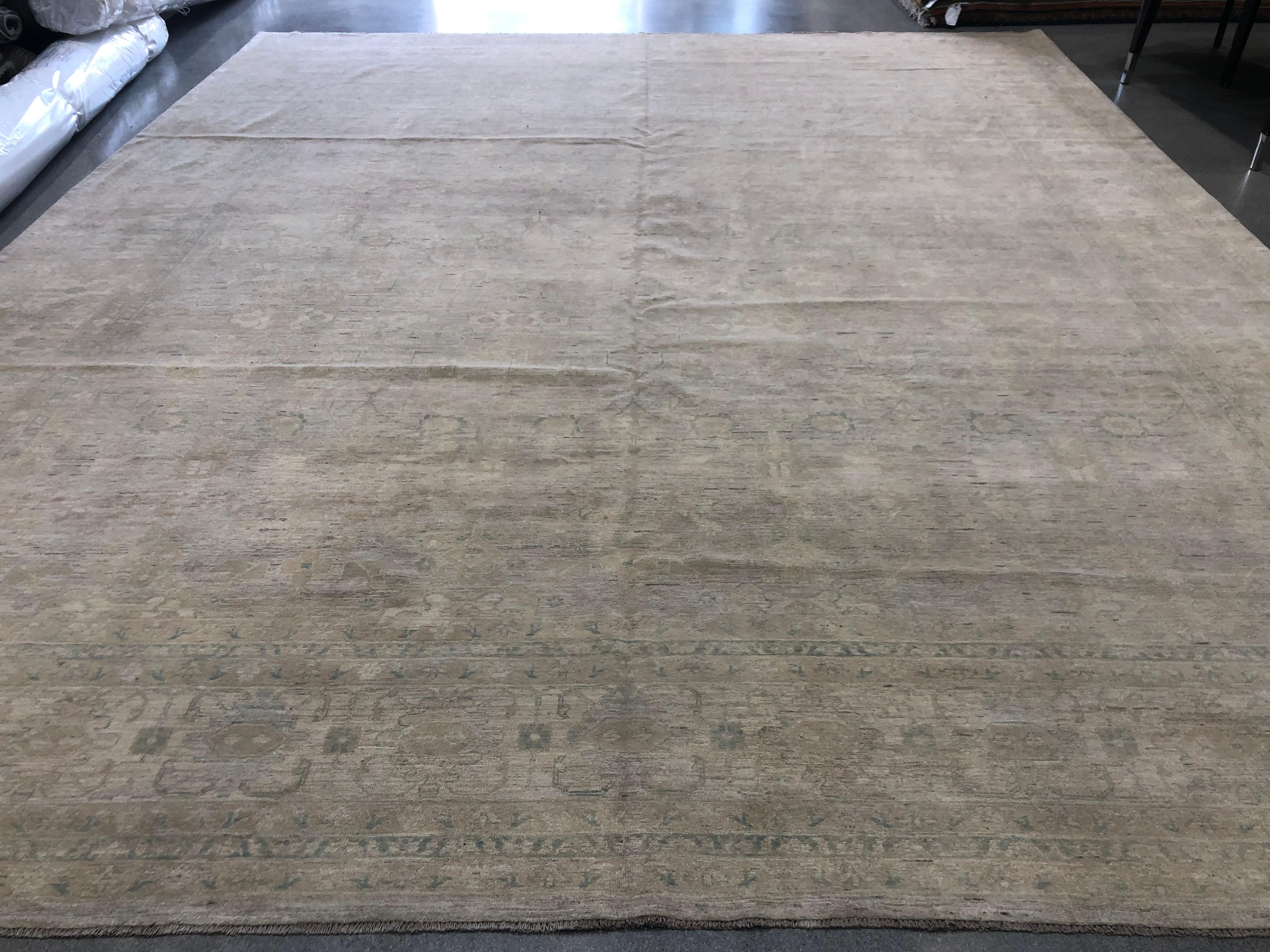Ein elegantes und anmutiges Beispiel für einen Teppich im traditionellen Stil mit einem aufwändig gewebten Blumenmuster und einer breiten Bordüre. Strapazierfähige Konstruktion aus Wolle. Handgeknüpft in Pakistan.