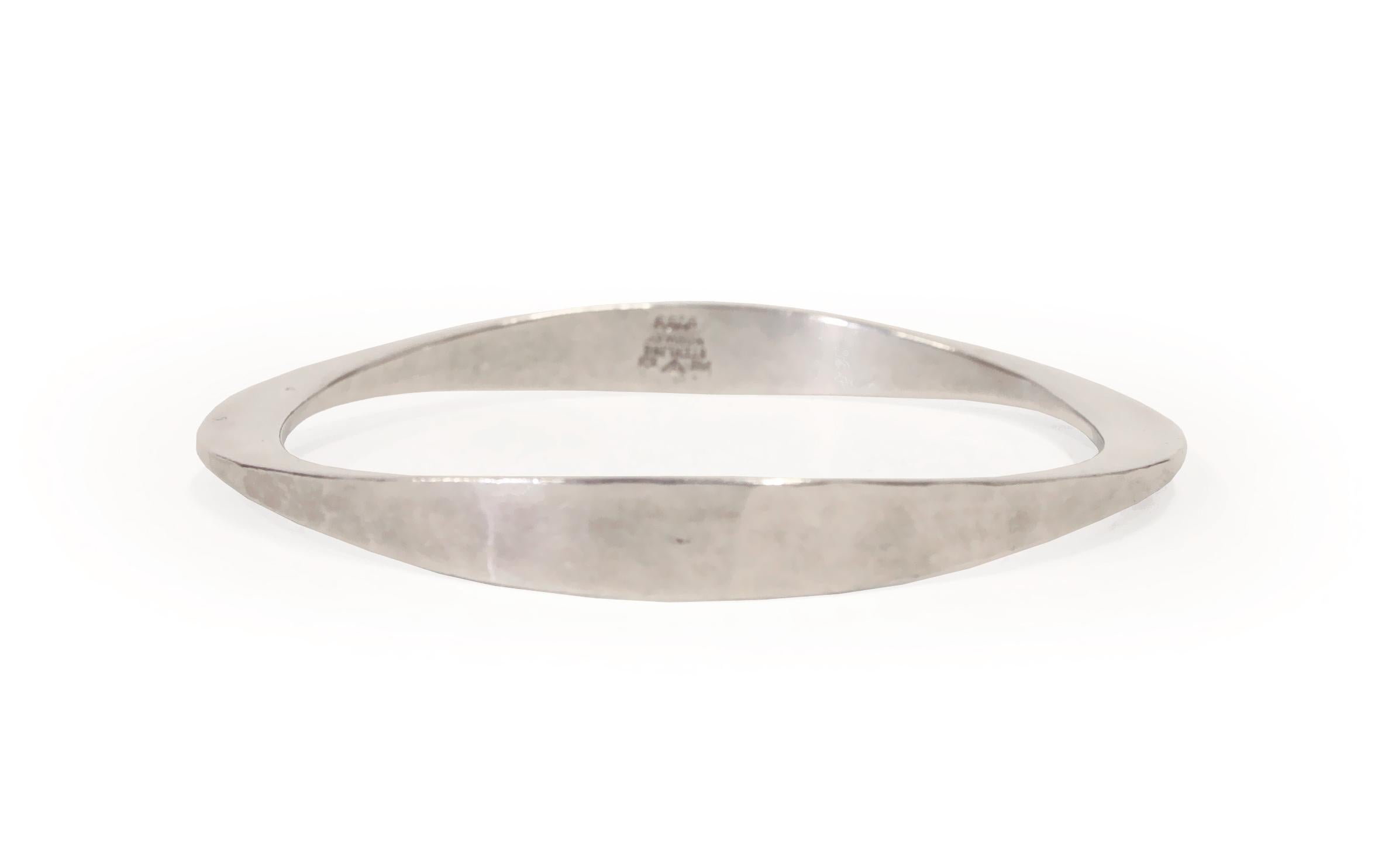 Minimalist and organic bracelet in hammered sterling silver. Designed by Tone Vigeland and made in Norway for PLUS from 1958. The bracelet is in very good vintage condition. 