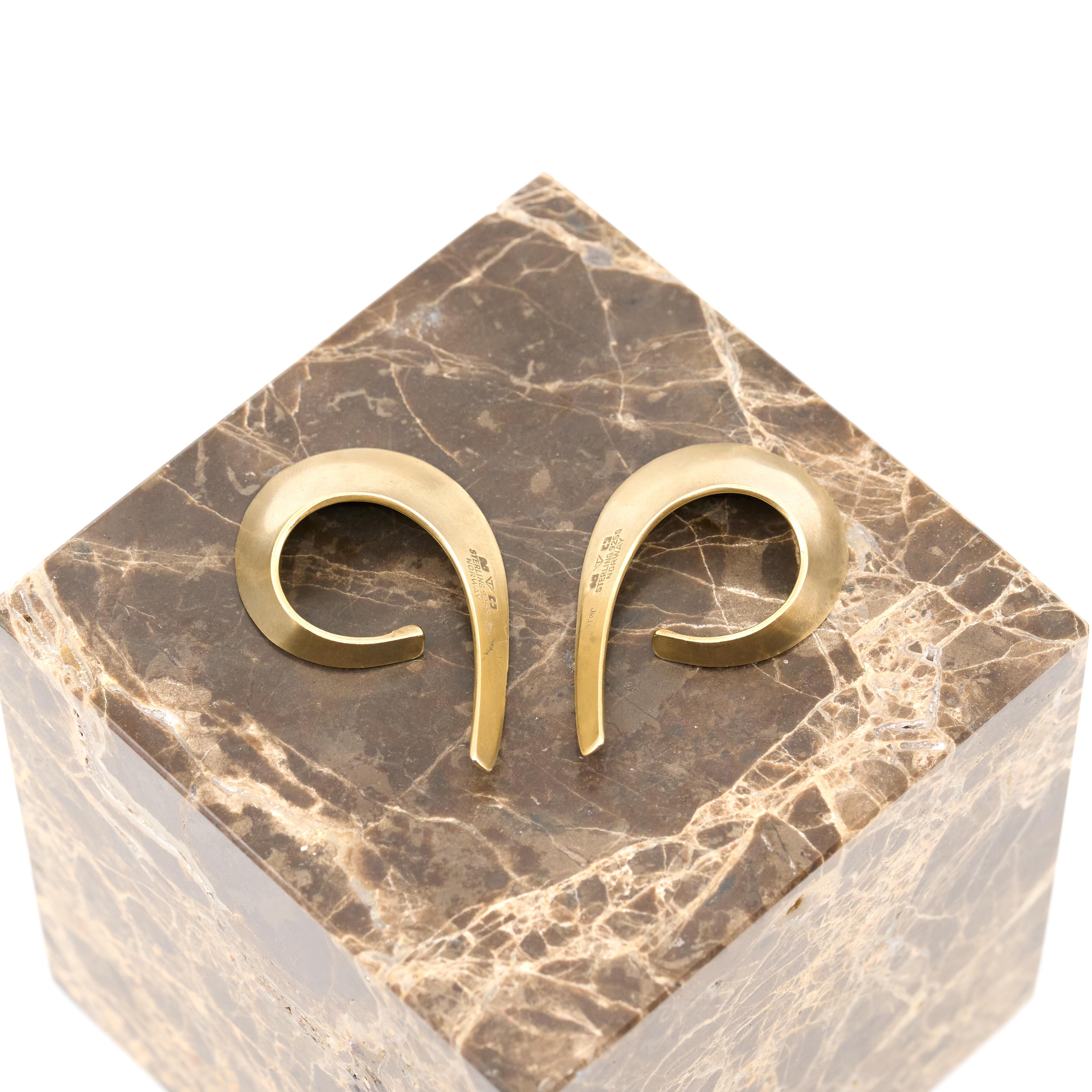 Tone Vigeland 'Sling' Orecchini a lobo in argento placcato oro, Norvegia 1958 In condizioni buone in vendita a Malmö, SE