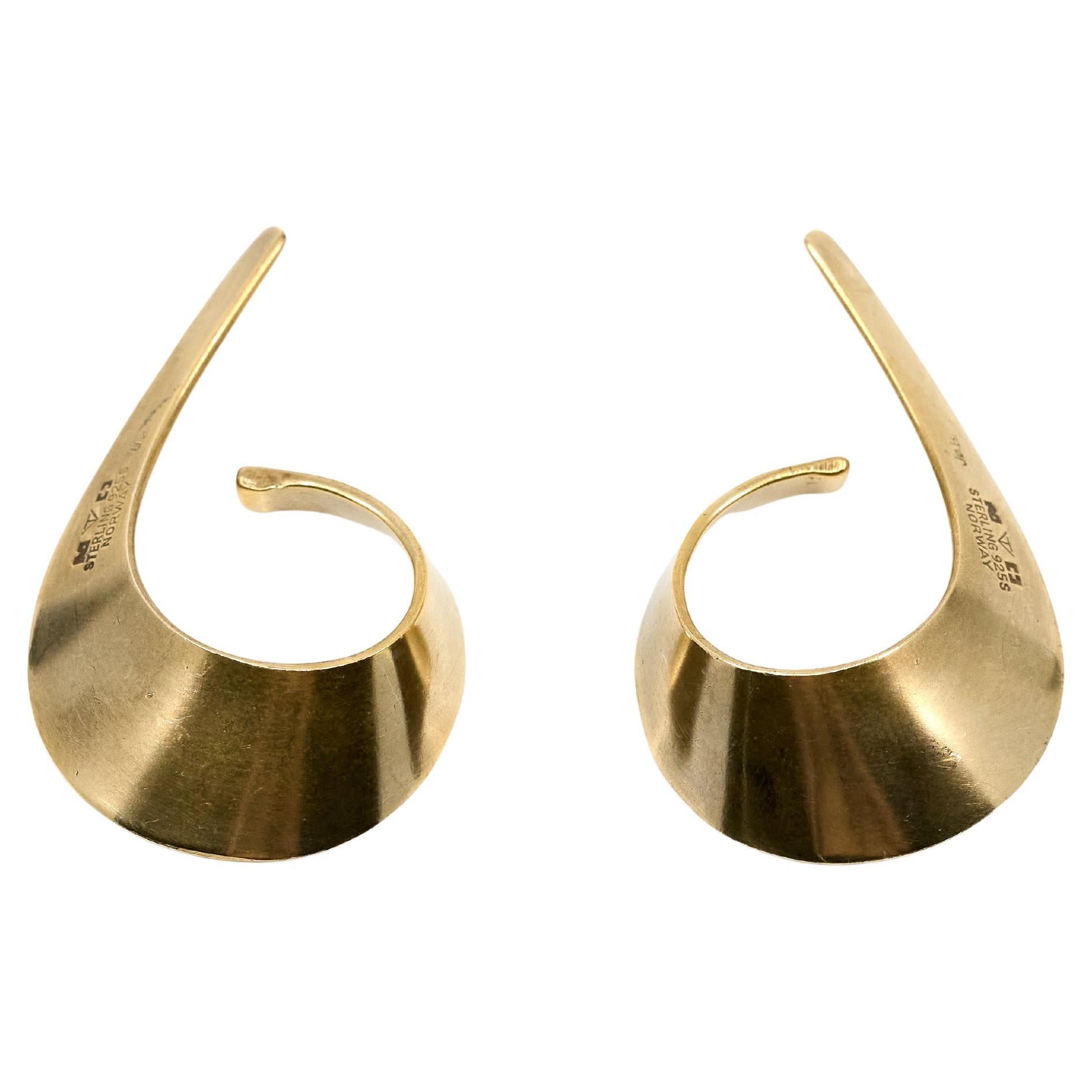 Tone Vigeland 
Sling
 Orecchini a lobo in argento placcato oro, Norvegia 1958 in vendita