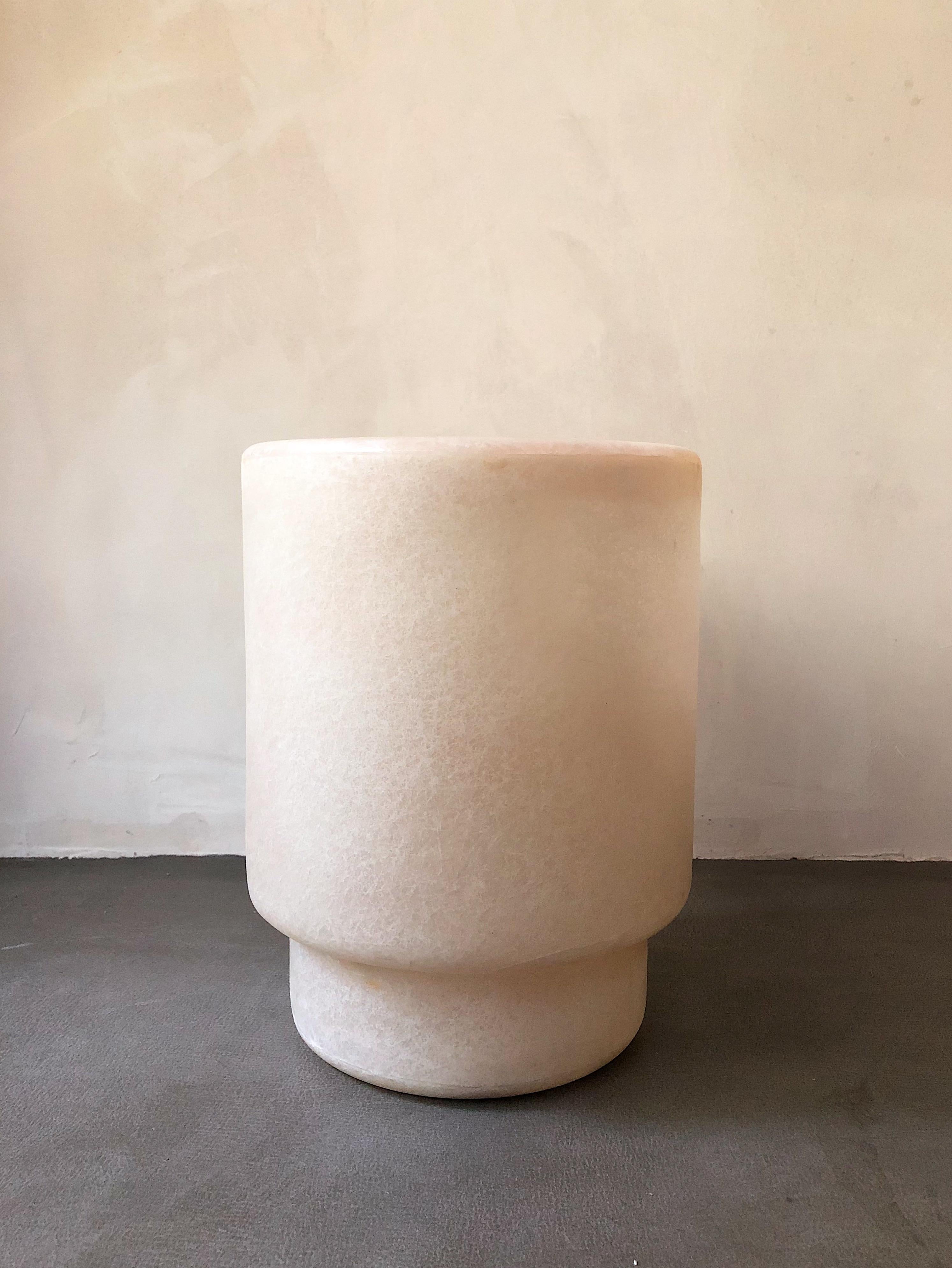 Tong white vase by Karstudio.
Materials: FRP
Dimensions: 26 x 26 x 34 cm

*This piece is suitable for outdoor use.

A smooth shape for integrating into any space. Multiple-use as a flower vase, a container for blueprints, posters, or as it