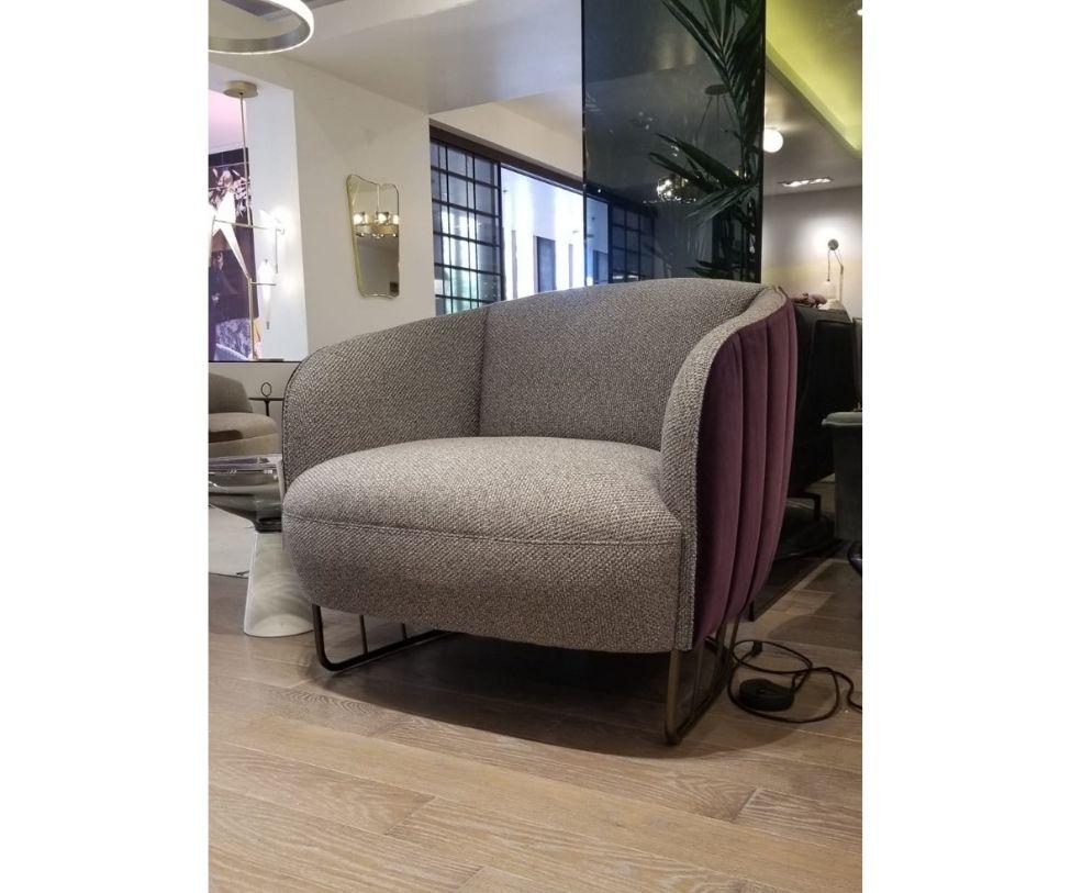 Enormously versatile, comfortable and sturdy, making it an ideal piece to accompany a sofa at home, placed in hotel rooms, shop dressing rooms or public areas.
Outside back: Serie 6-6107(Purple)
Inside back: Serie 7-8070 (Grey)
Bronze