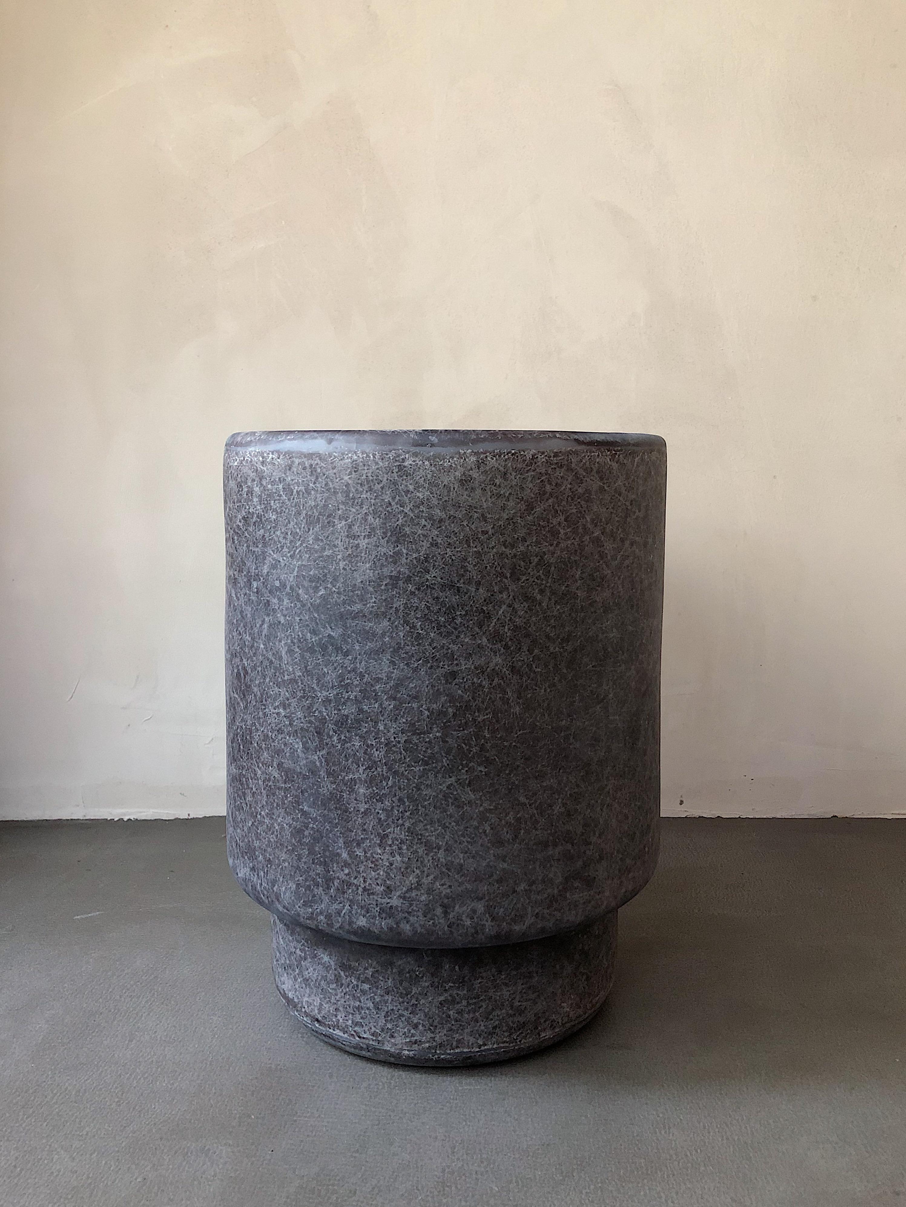 Tong coffee vase by Karstudio
Materials: FRP
Dimensions: 26 x 26 x 34 cm

A smooth shape for integrating into any space. Multiple-use as a flower vase, a container for blueprints, posters, or as it originally designed for, a trash bin.

Kar-