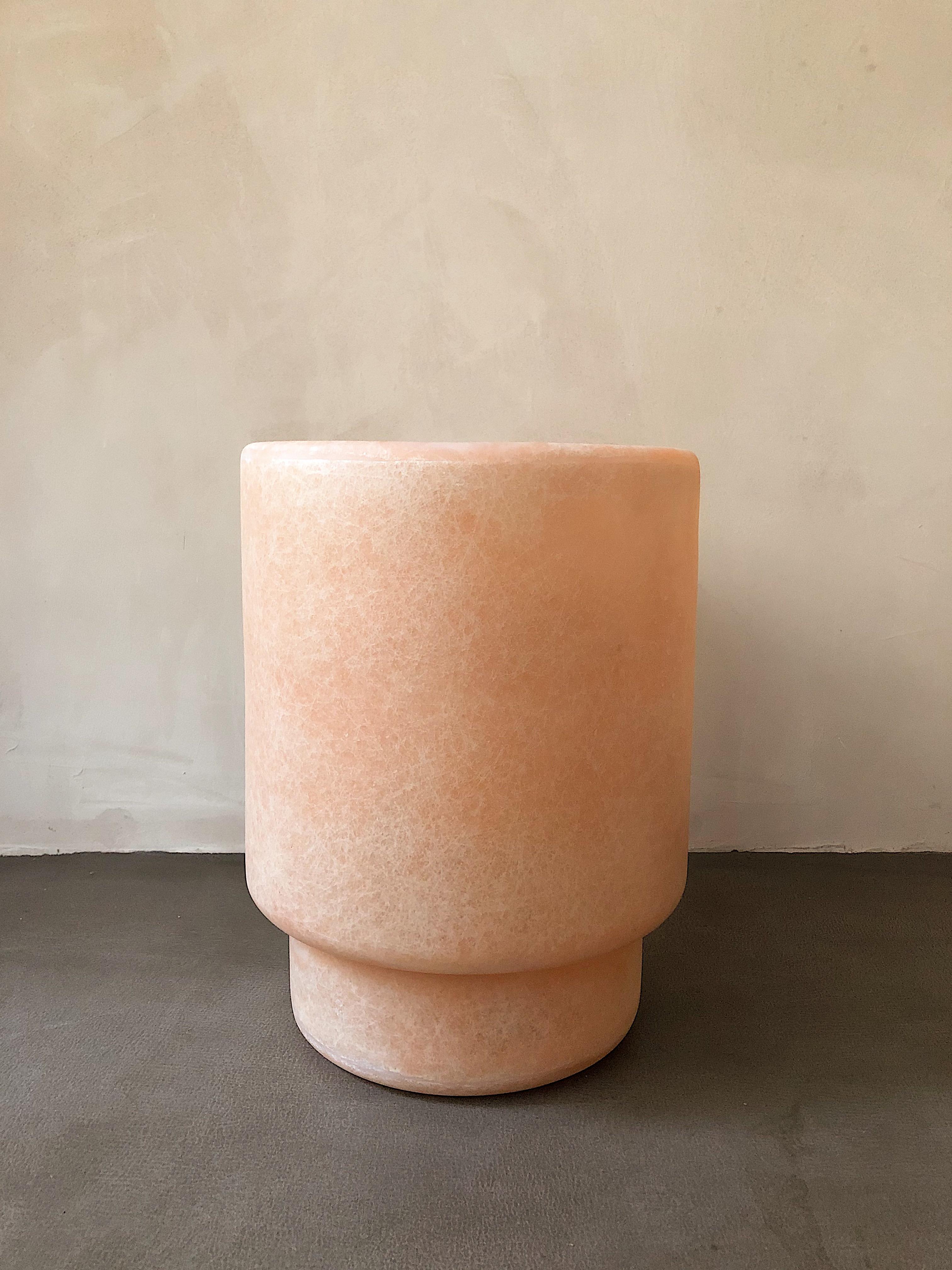 Tong pink vase by Karstudio.
Materials: FRP
Dimensions: 26 x 26 x 34 cm

*This piece is suitable for outdoor use.

A smooth shape for integrating into any space. Multiple-use as a flower vase, a container for blueprints, posters, or as it