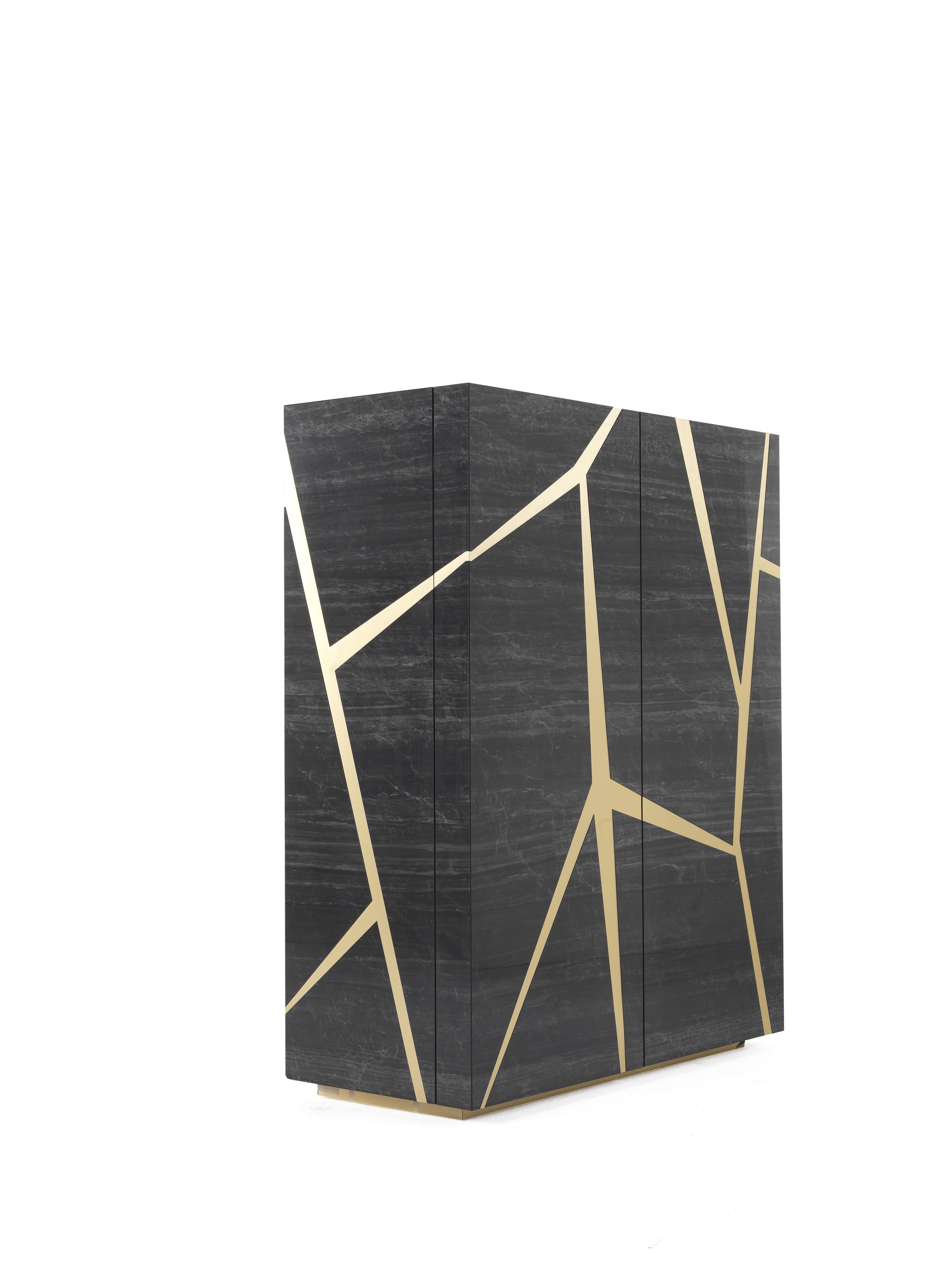 Un mobile bar dal design lineare e dall'estetica minimal, impreziosito da inserti in metallo il cui design richiama il motivo animalier della giraffa, motivo iconico della collezione 2018. Contraddistinto da una lavorazione sofisticata e da finiture