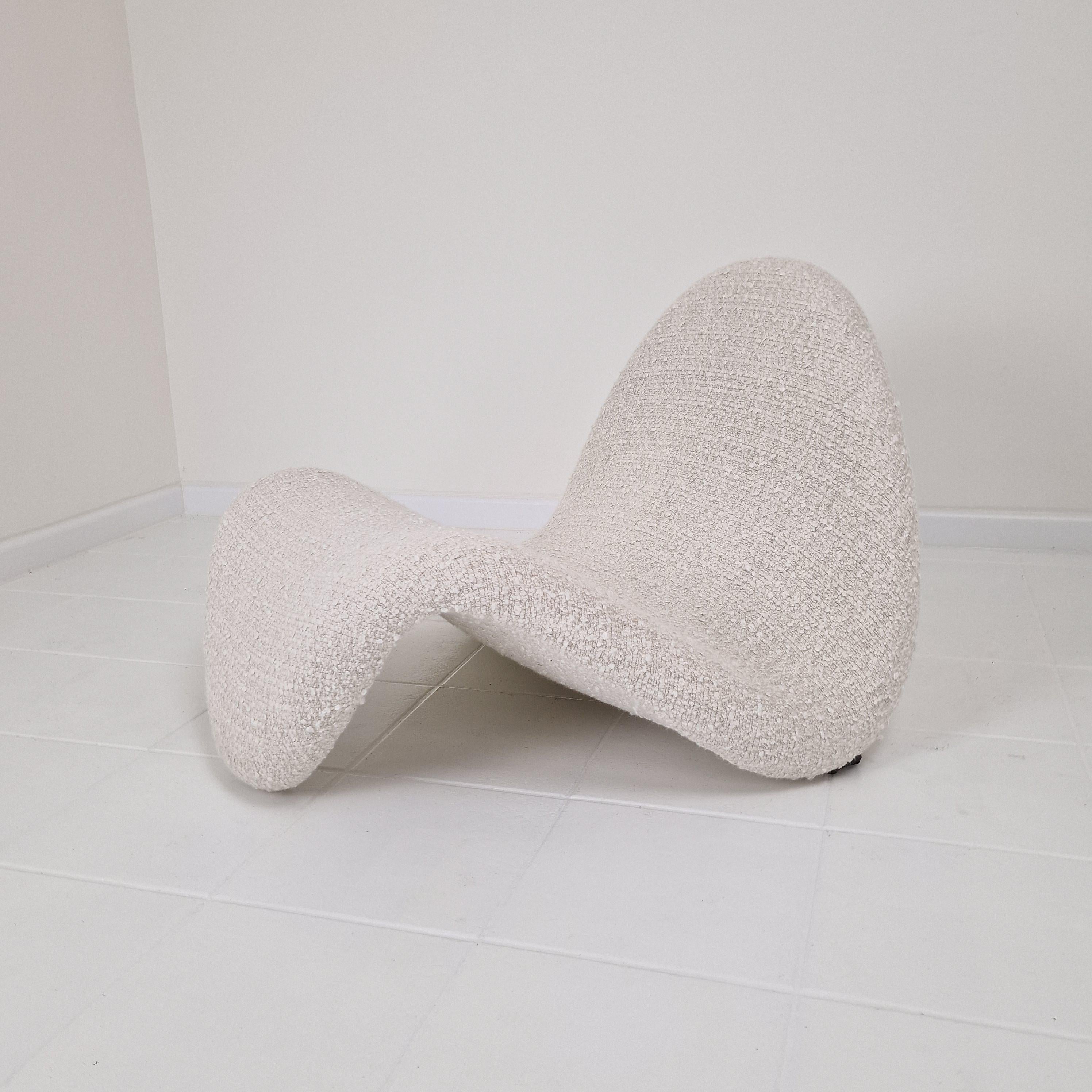 Amazing and very comfortable Tongue Chair, designed by the French designer Pierre Paulin in the 60's and produced by Artifort. 

This original chair is completely restored. 
The foam is renewed and it is reupholstered with very nice and soft