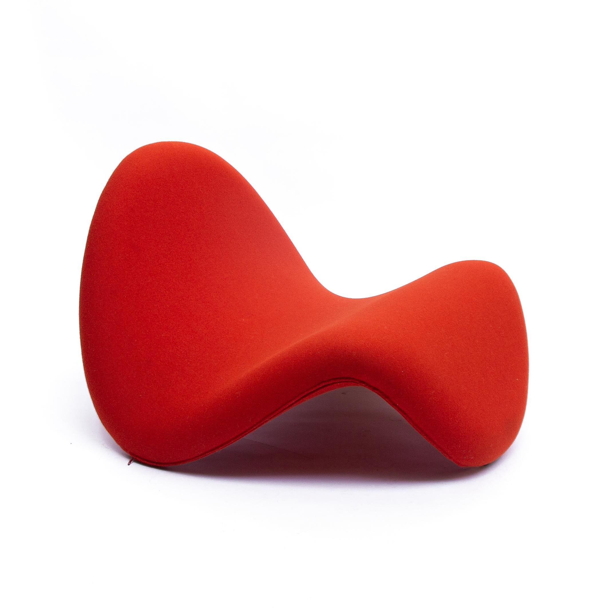 The Artifort tongue is a beautiful sculptural armchair. The tongue chair was designed by Pierre Paulin for Artifort in 1967. It is one of the essential classics in modern furniture history. The tongue is a clear expressive and almost nonchalant