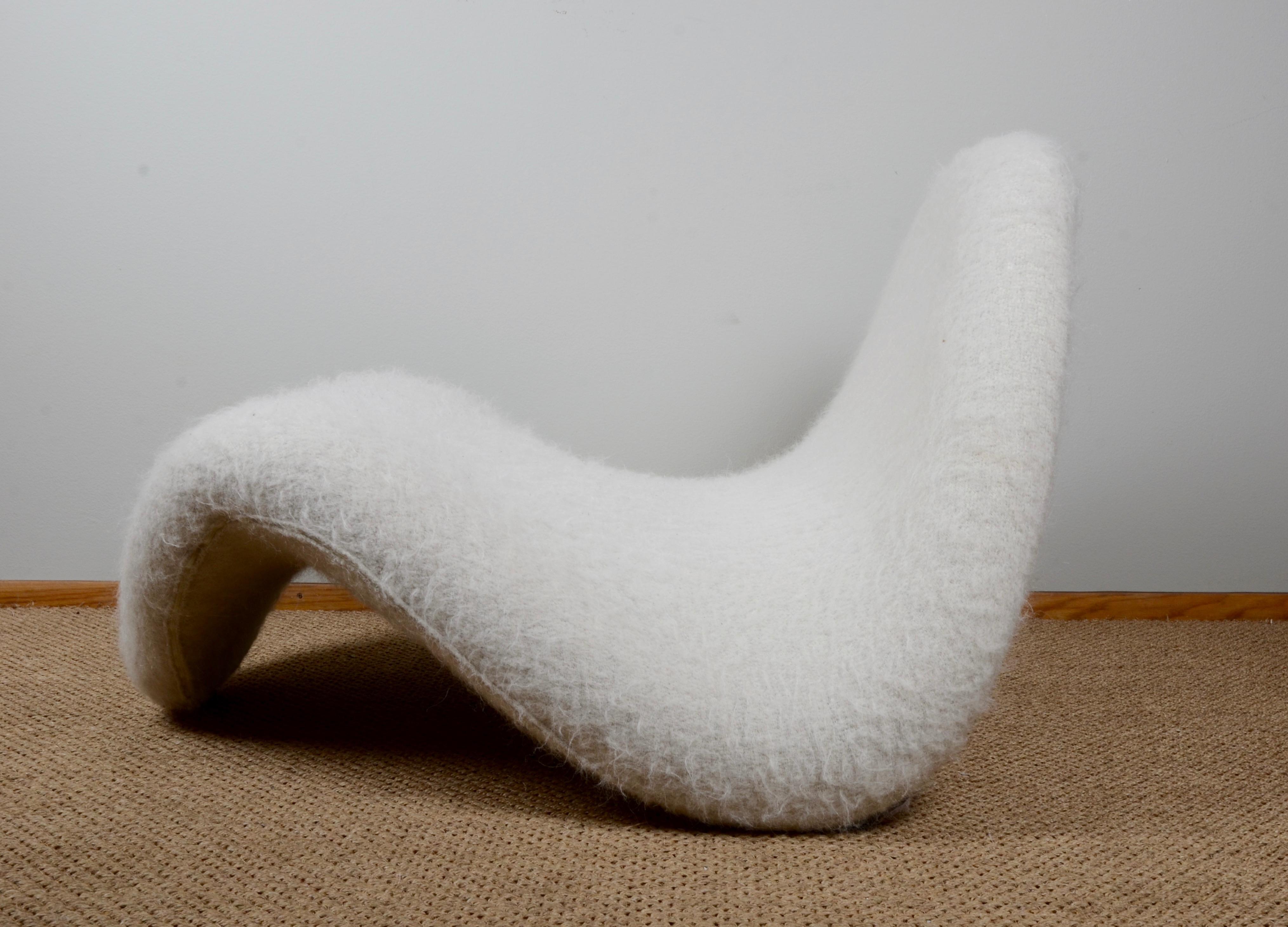 Tongue chair, model 577 designed by Pierre Paulin for Artifort, 1960s.

Reupholstered in Pierre Frey fabric (mix of wool, mohair and alpacca).