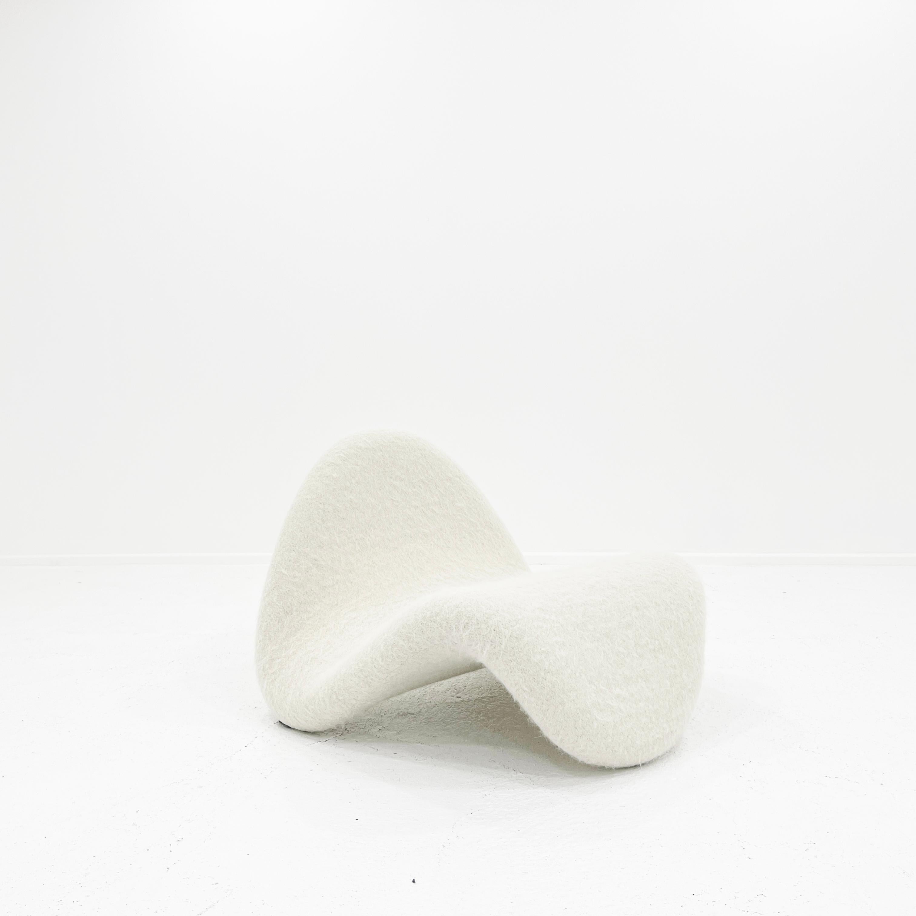 Tongue Lounge Chair by Pierre Paulin for Artifort, 1960s

A truly stunning mid century Pierre Paulin 'Tongue' Chair for Artifort, 1960s.

The piece has just been expertly restored with new foam and reupholstered in a Pierre Frey white Mohair and