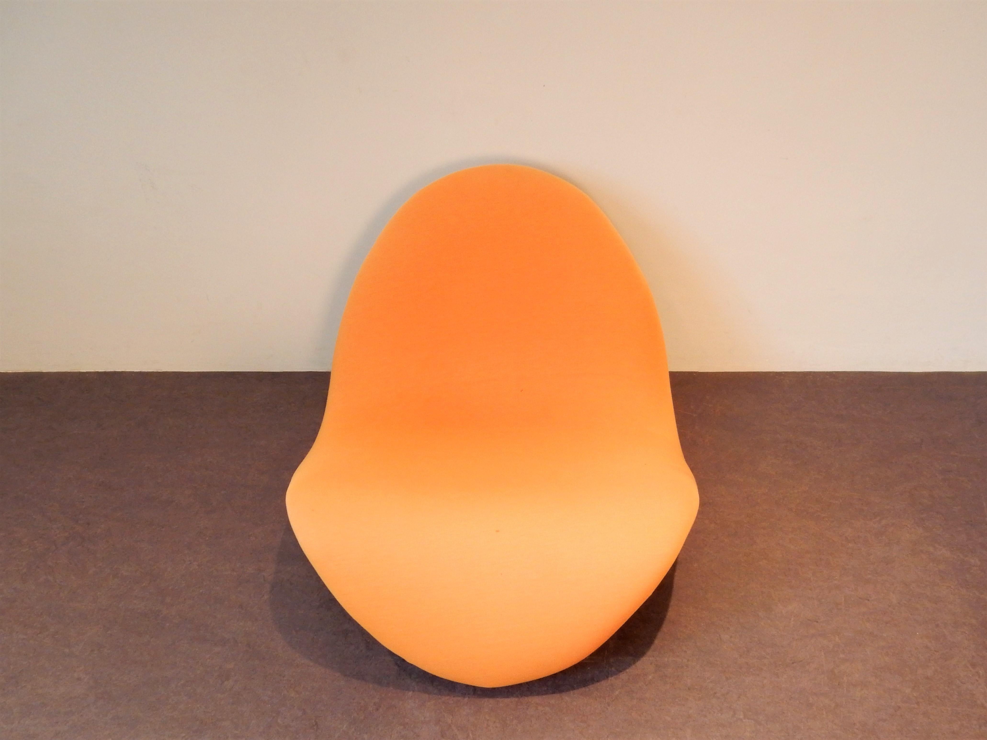 The 'Tongue' chair is where art and design meet. This sculptural design was made in 1967 by French designer Pierre Paulin for the company of Artifort.
This model is one of the famous icons that Paulin designed. This chair is in its original