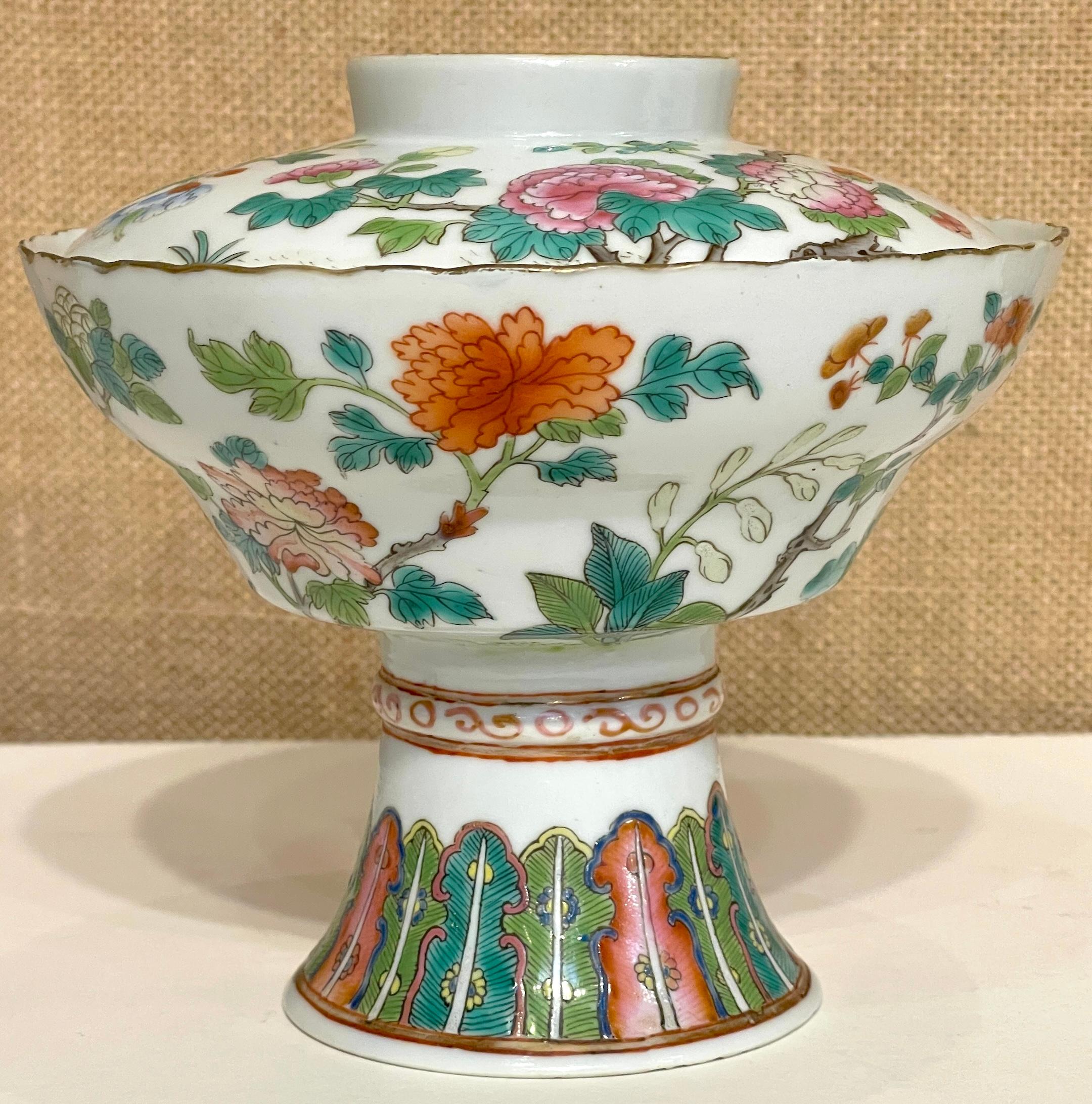 Tongzhi Period, Qing Dynasty, Chinese Porcelain Stemmed Bowl & Cover For Sale 5