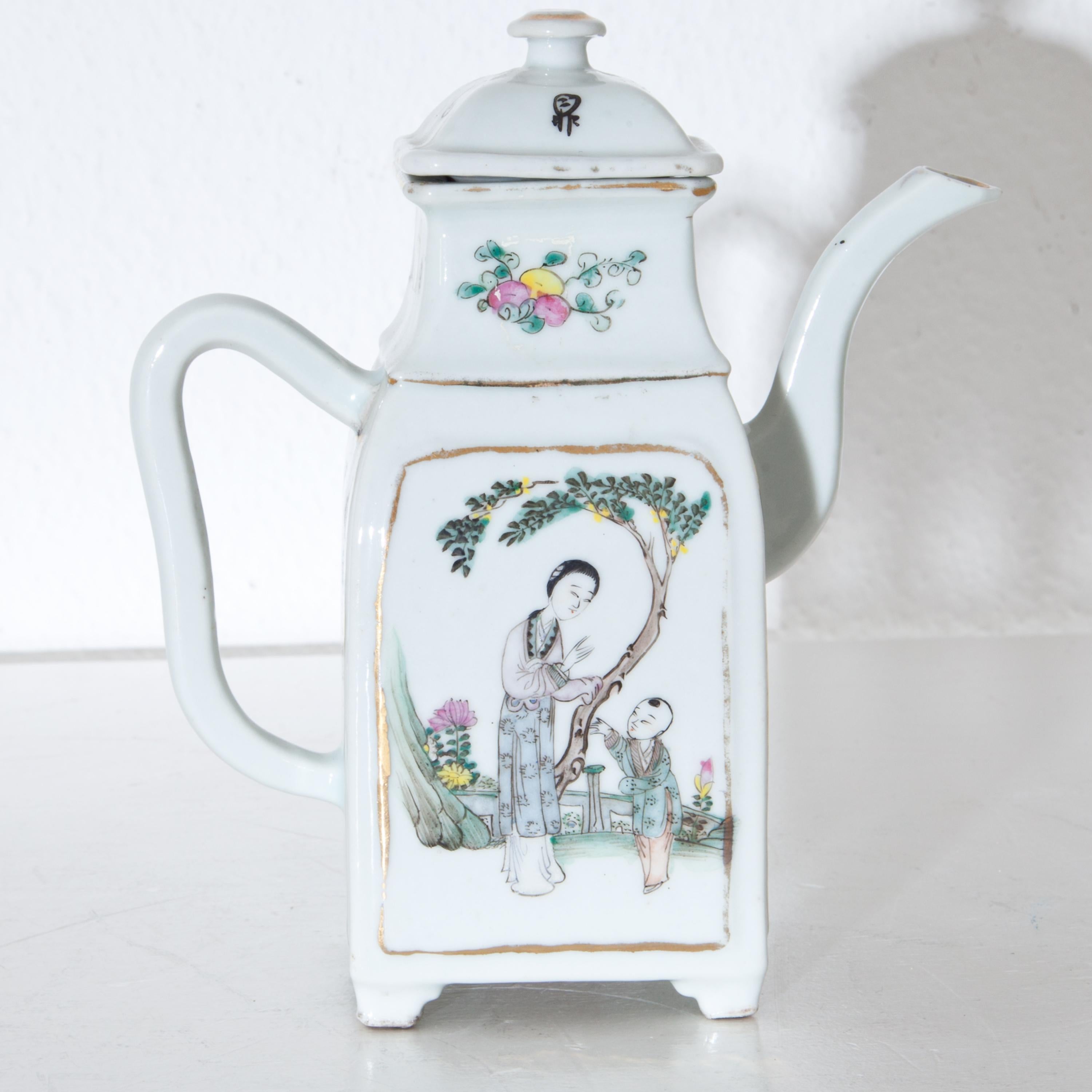 Tongzhi Porcelain Teapot, China, 19th Century In Good Condition In Greding, DE
